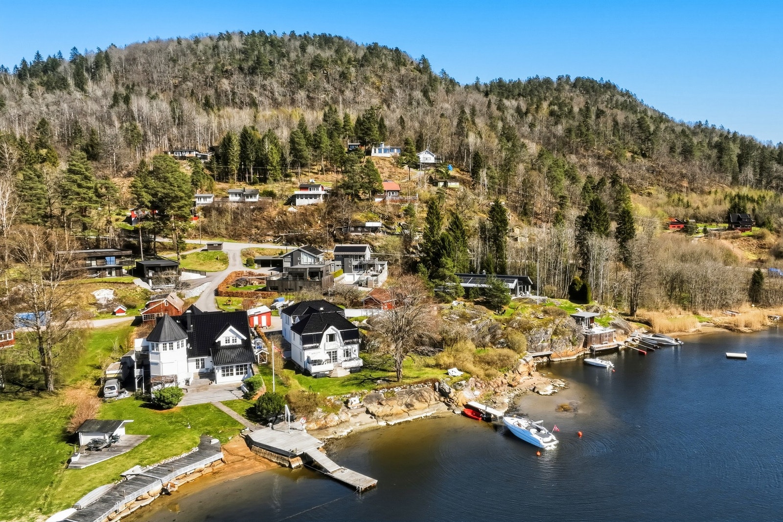 Området er et hyggelig lite område med godt samhold. Kort vei inn til Porsgrunn sentrum, og enkel tilgang til Telemarkskjærgården med båt Galleribilde