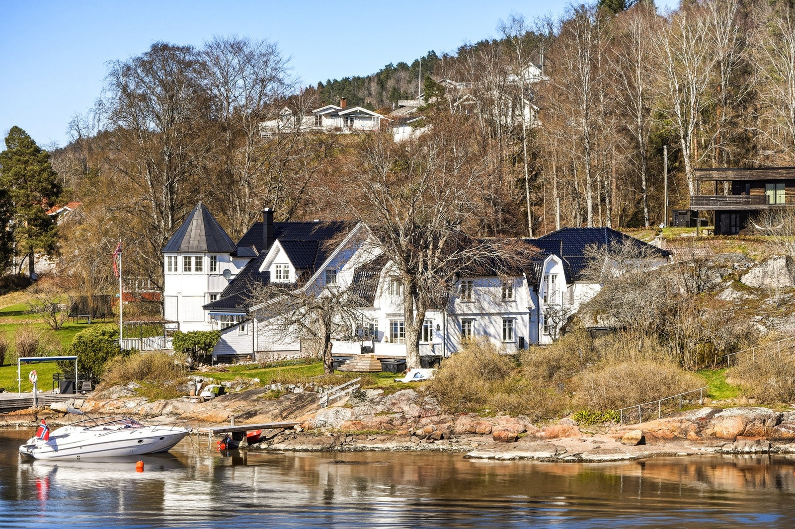 Eiendommen ligger lunt til med lang strandlinje Galleribilde