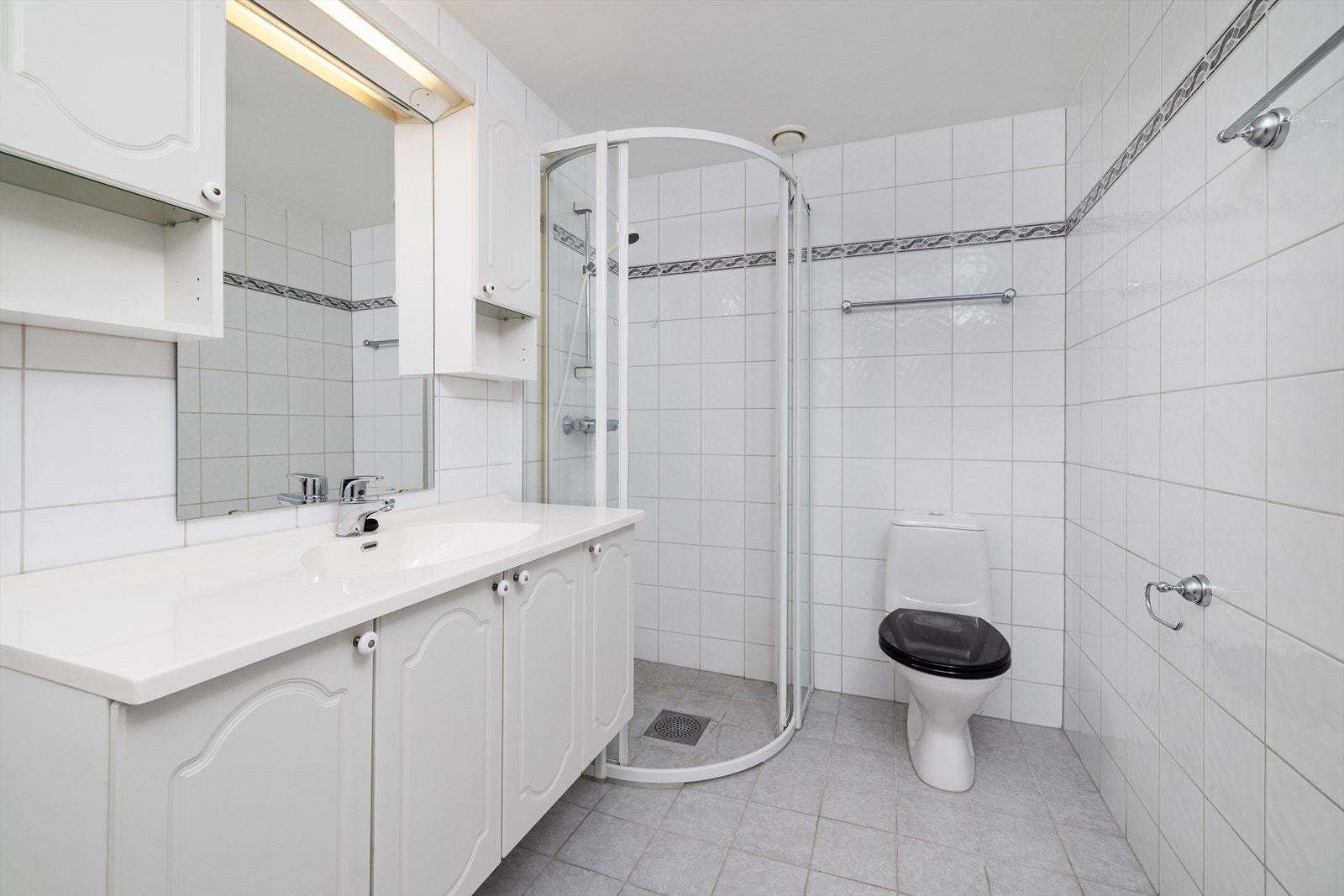 Her er det elektrisk gulvvarme for komfort, dusjhjørne med skyvedører og opplegg for vaskemaskin. Galleribilde