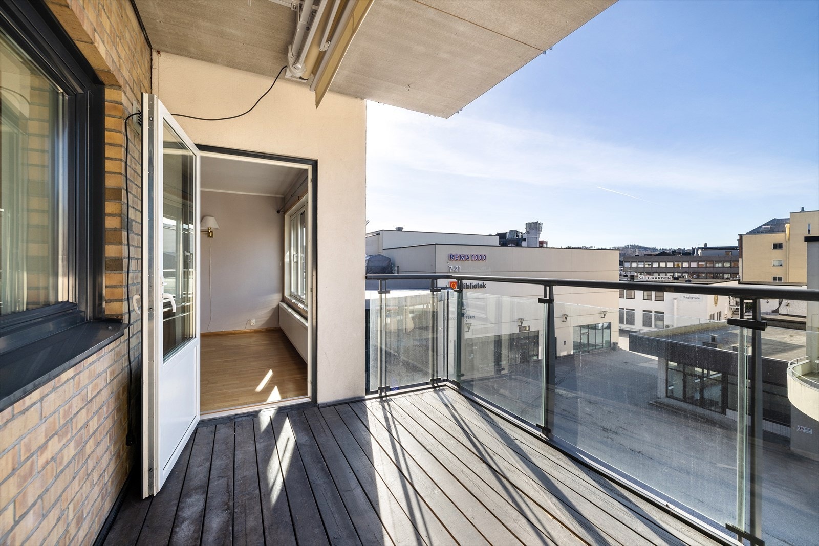 Fra stuen er det utgang til en overbygget, sørvendt balkong på 9 m². Galleribilde