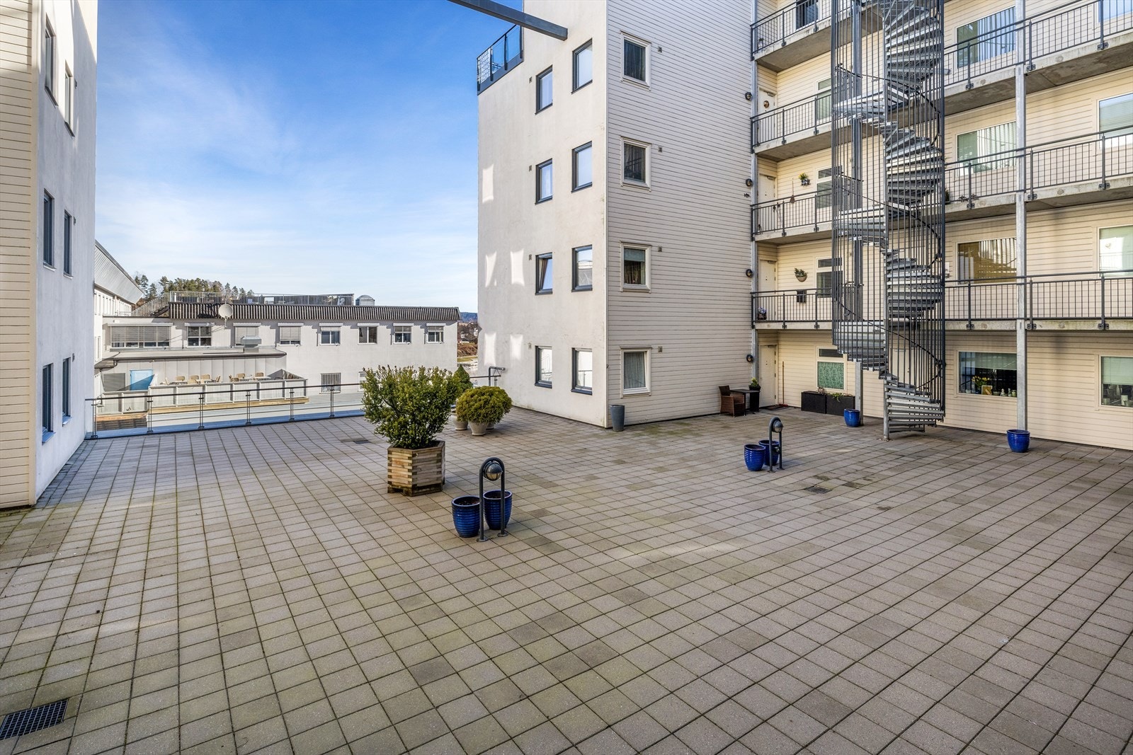Fra fellesområdet er det svalgangsadkomst til leilighetene. Galleribilde