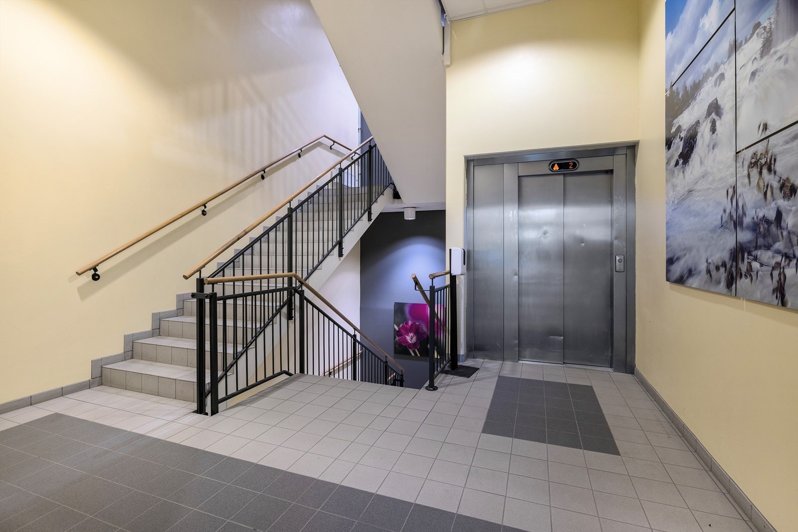Bygget har heis og trappegang med adkomst fra både gateplan og garasjeanlegg. Galleribilde
