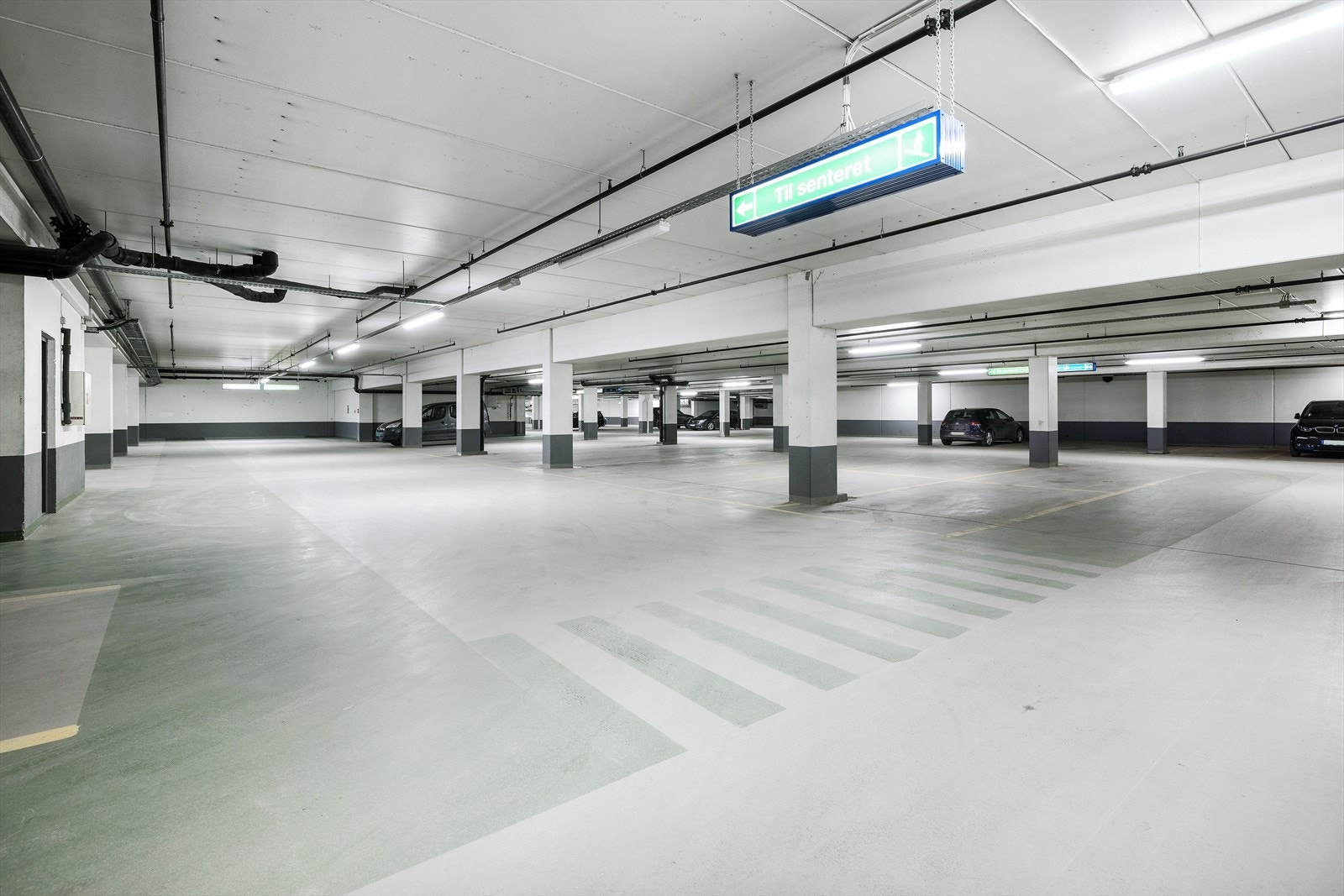 I parkeringsanlegget medfølger en privat nettingbod på ca. 6 m². Galleribilde
