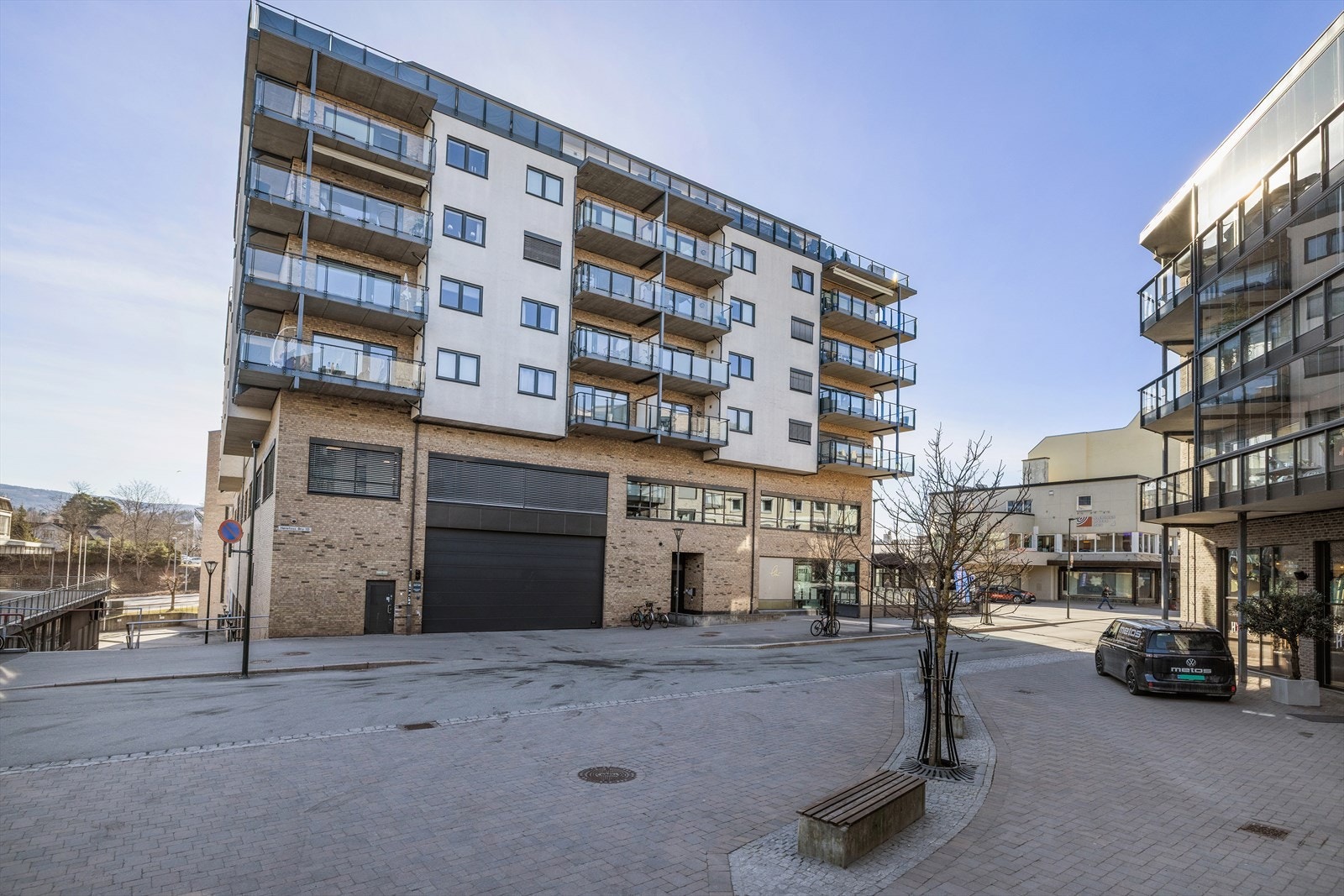 Eiendommen er sentralt plassert i Hønefoss, med umiddelbar nærhet til byens servicetilbud. Galleribilde