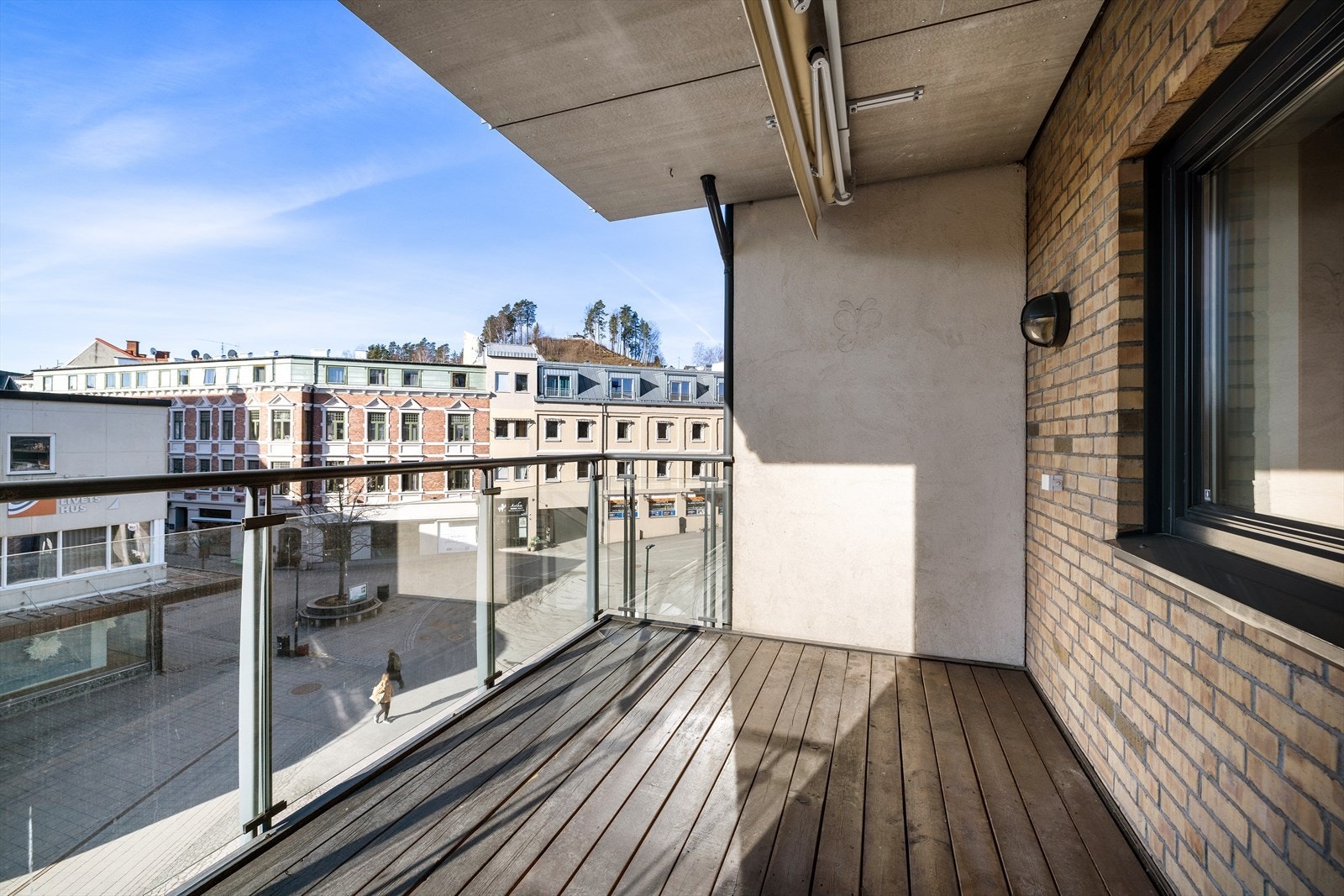 Verandaen er utstyrt med utebelysning, dobbelstikk og markise, og har rekkverk i metall med glassfelter. Galleribilde
