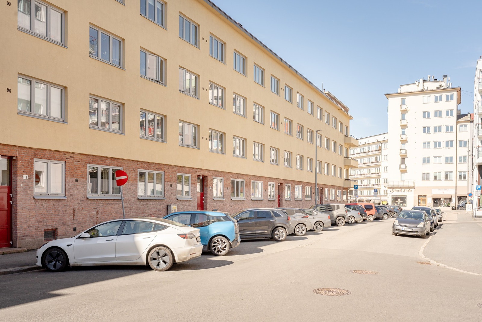 Leiligheten ligger i et område som omfattes av ordningen "beboerparkering" av Oslo kommune. Det er flere biloppstillingsplasser like utenfor døren. Galleribilde