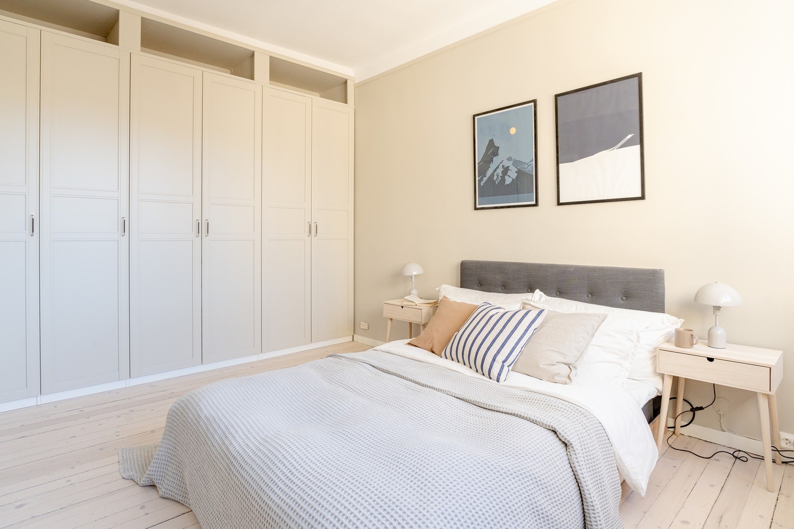 Det er god plass for oppbevaring i plasbygget garderobe. Galleribilde
