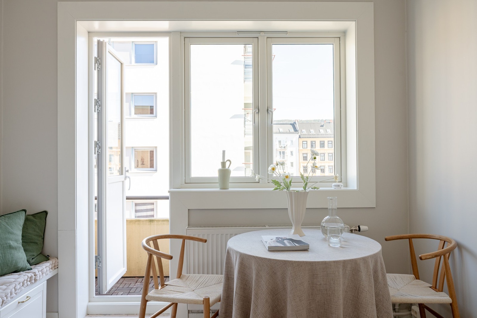Dette er en leilighet med god plass for sosiale stunder. Galleribilde
