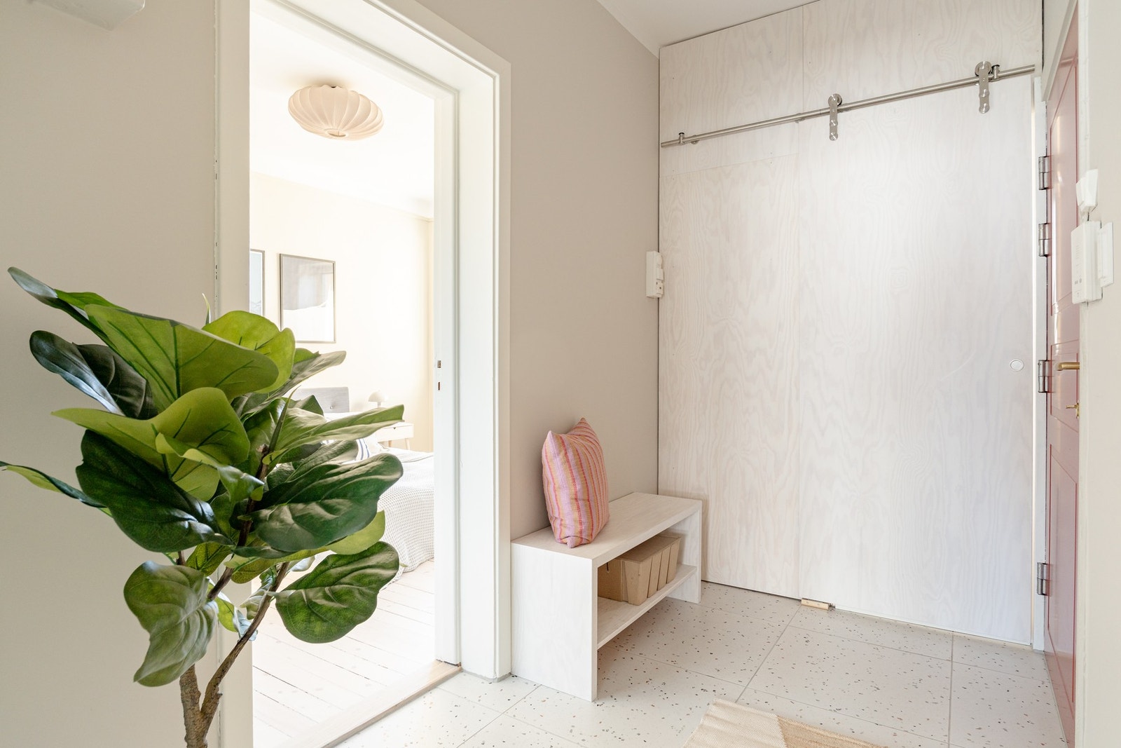 Innbydende entré som ønsker deg velkommen inn i boligen på en behagelig måte. Galleribilde