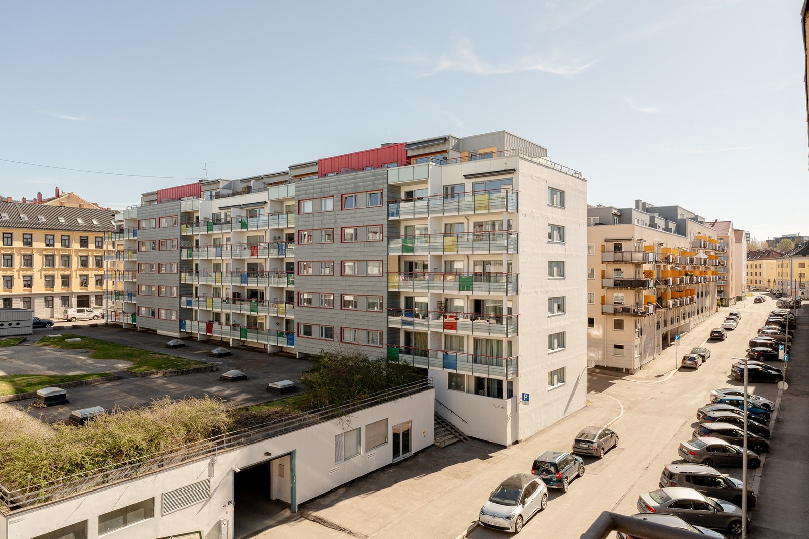 Garasjeplass kan leies i anlegget under Frederik Glads gate 1 og 2, med adkomst fra Brettevilles gate. Galleribilde