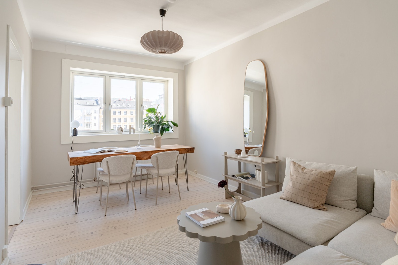 Det er god plass til både sofakrok og spisestue. Galleribilde