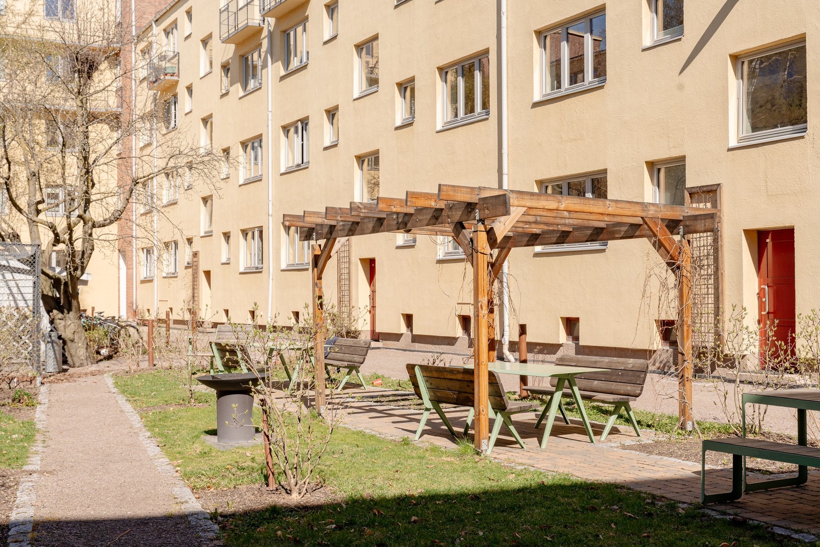 Selskapet har en stor, felles bakgård. Galleribilde