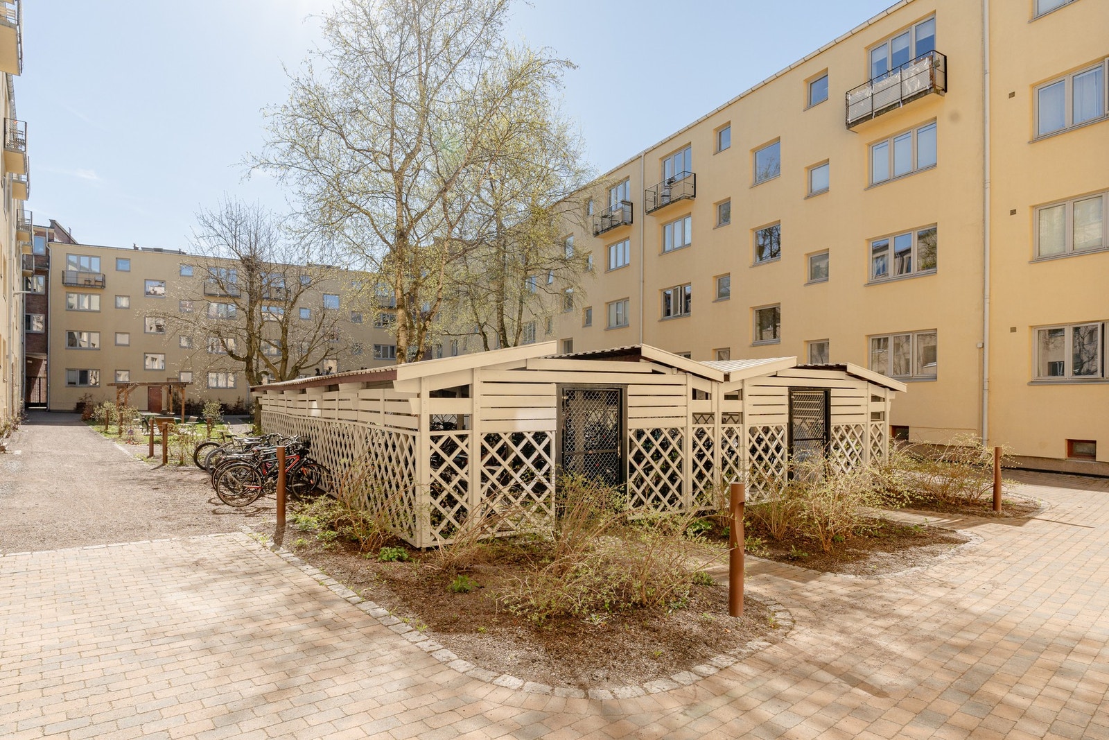 Her har du sykkelparkering i sykkelskur, samt eget barnevognsskur. Galleribilde