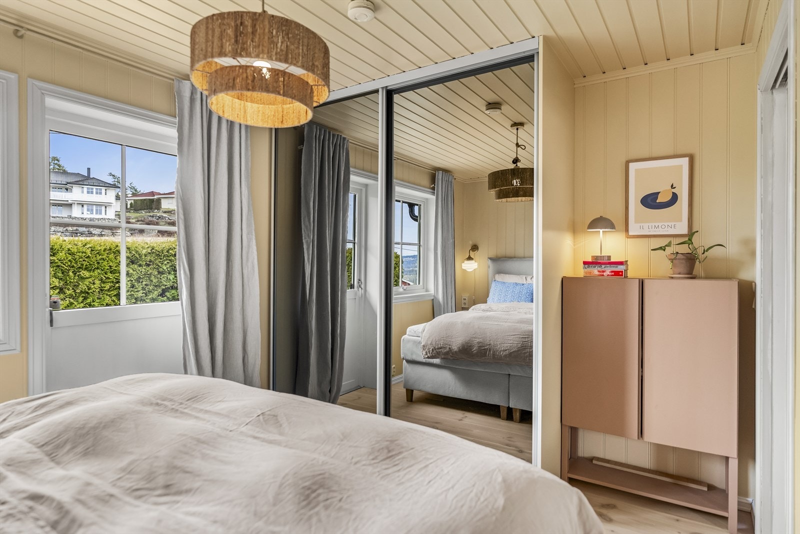Det er installert skyvedørsgarderobe for gode oppbevaringsmuligheter. Galleribilde