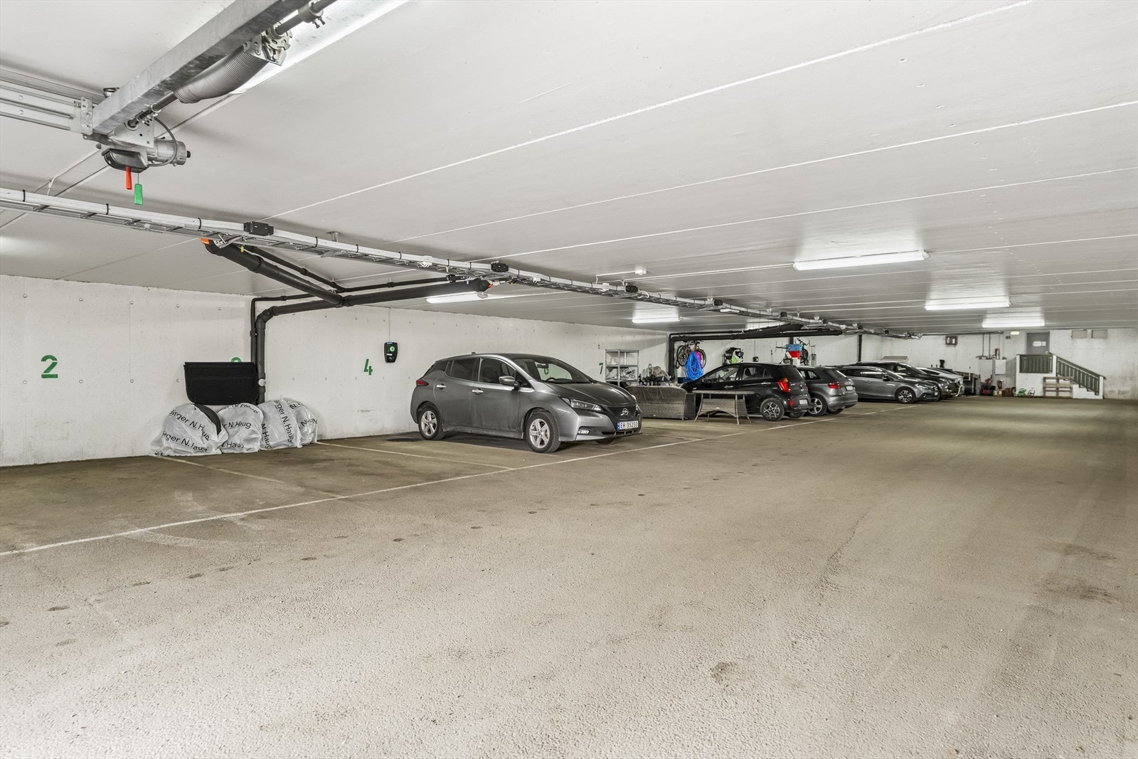 Med leiligheten følger garasjeplass i kjeller under boligen. Galleribilde