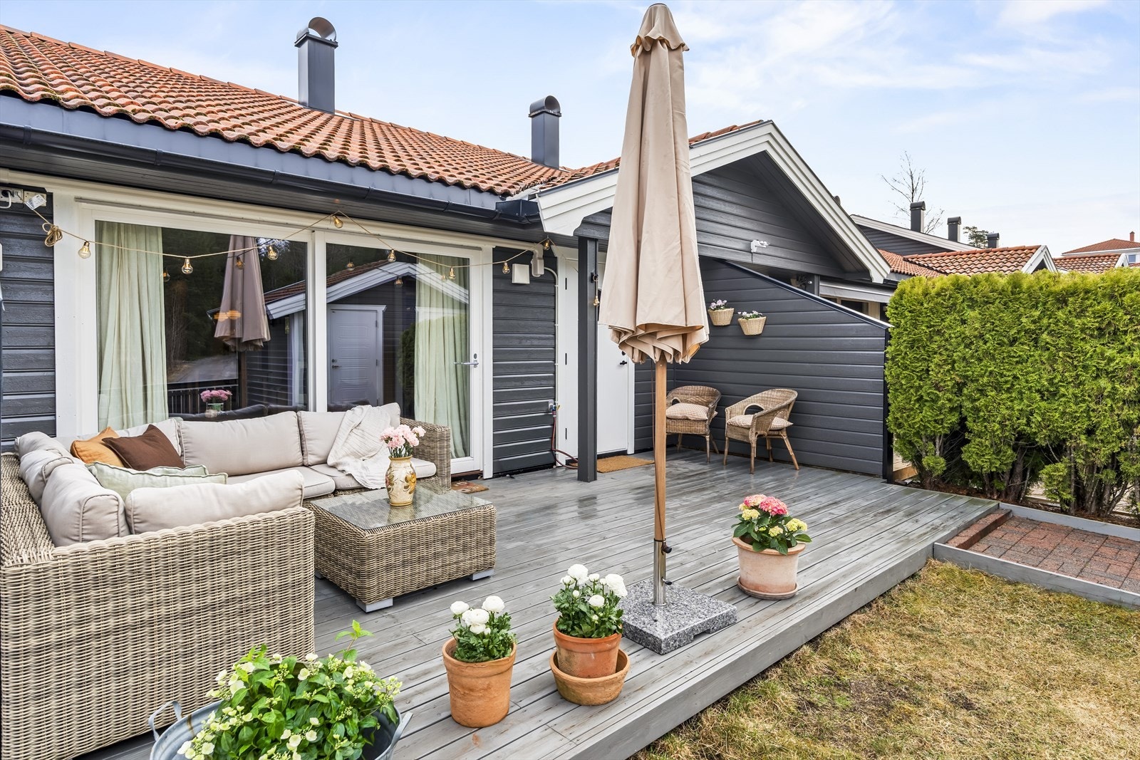 Her kan man nyte lange, late dager i solen sommerstid. Galleribilde