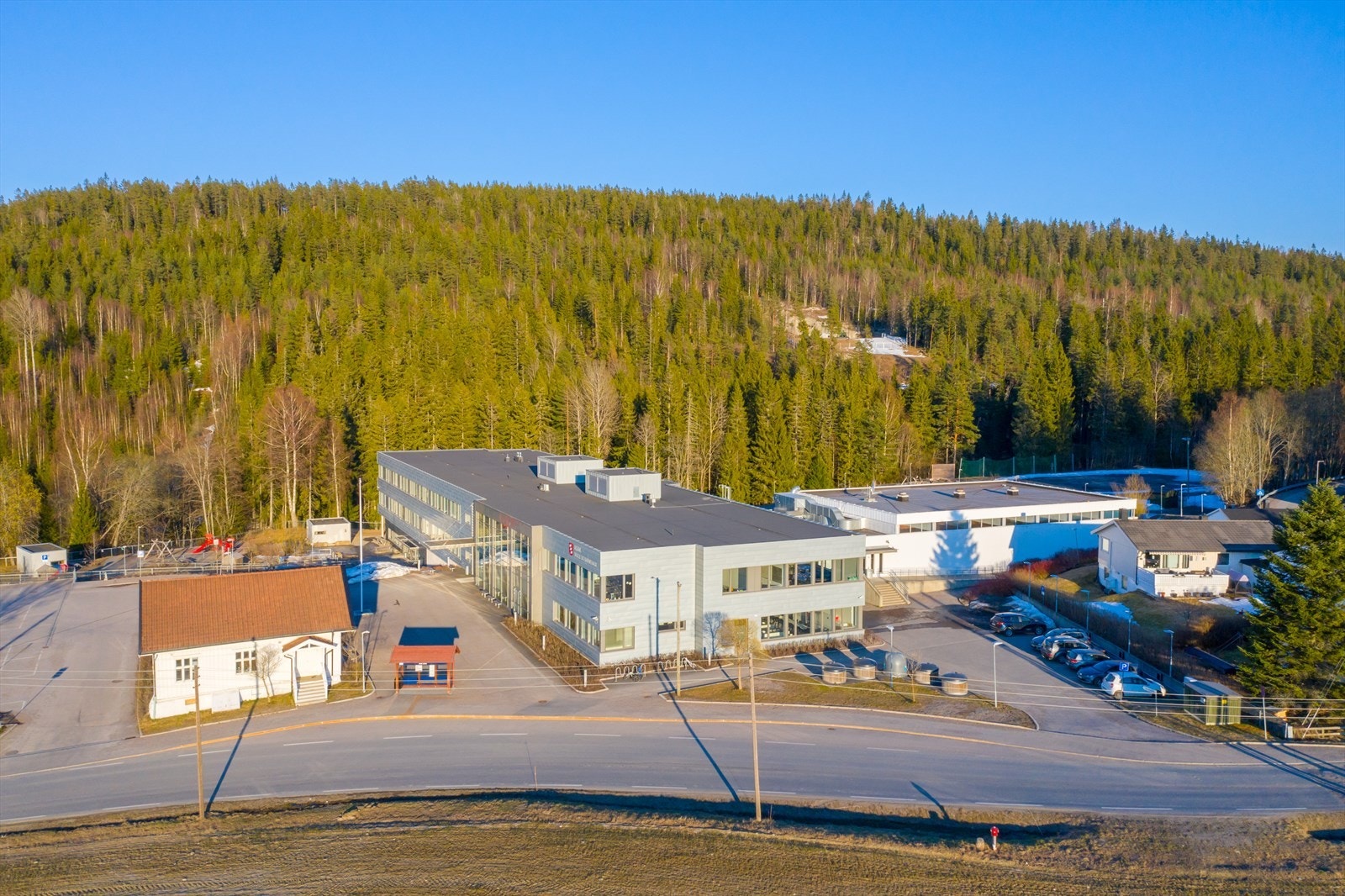 Asak Skole og barnehage ligger få minutter unna leiligheten. Galleribilde
