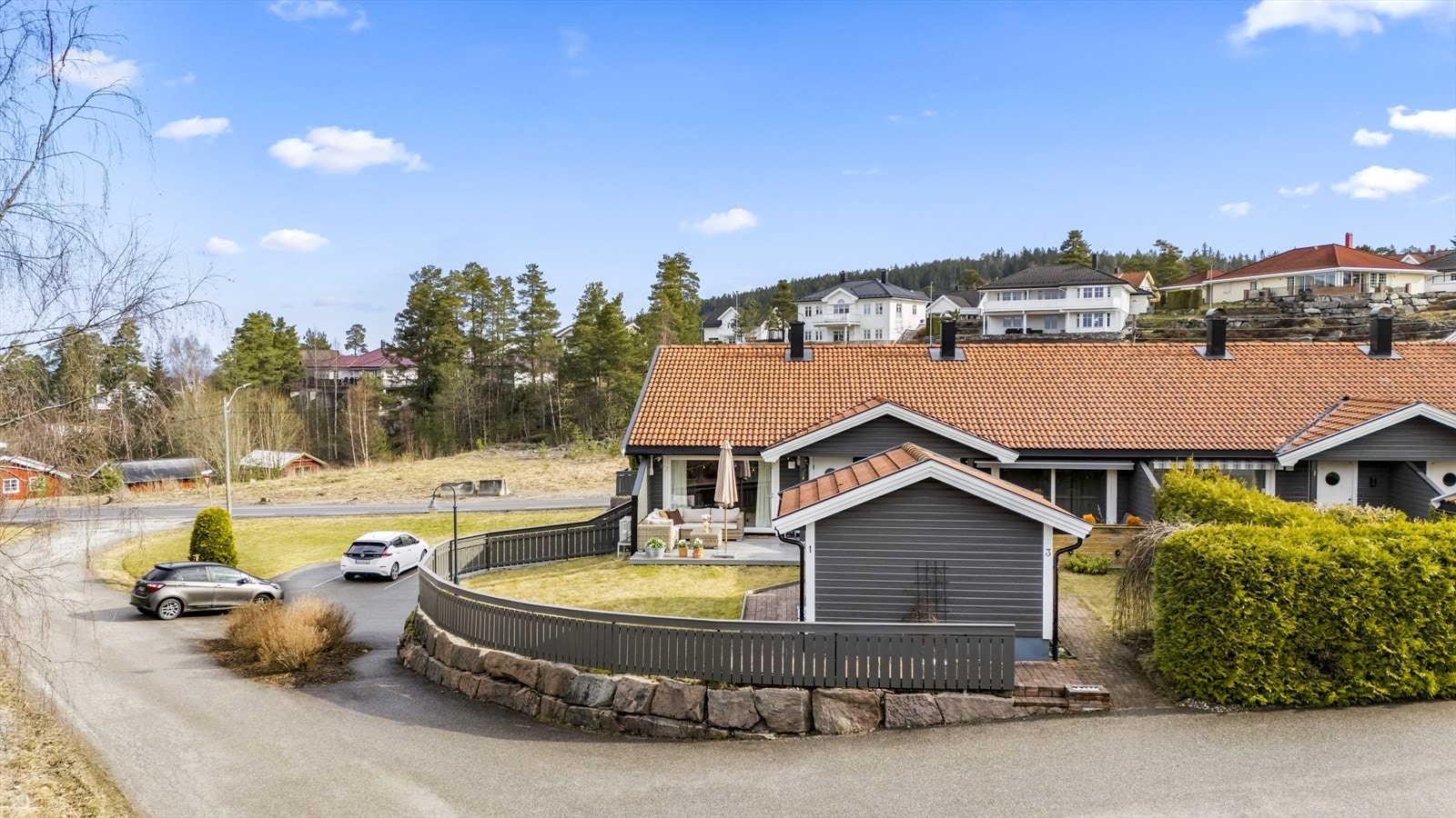 Asak Kirkevei 1 ligger i et populært område på Asak på Leirsund. Galleribilde
