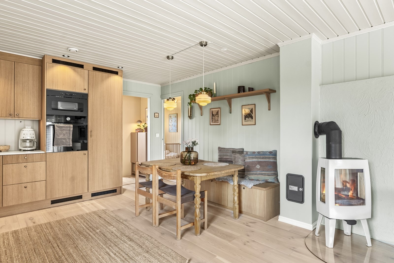 I tilknytning til kjøkkenet er det plass til en hyggelig sittegruppe. Møbelsnekker har laget sittebenken langs veggen for en lekker og gjennomført finish. Galleribilde