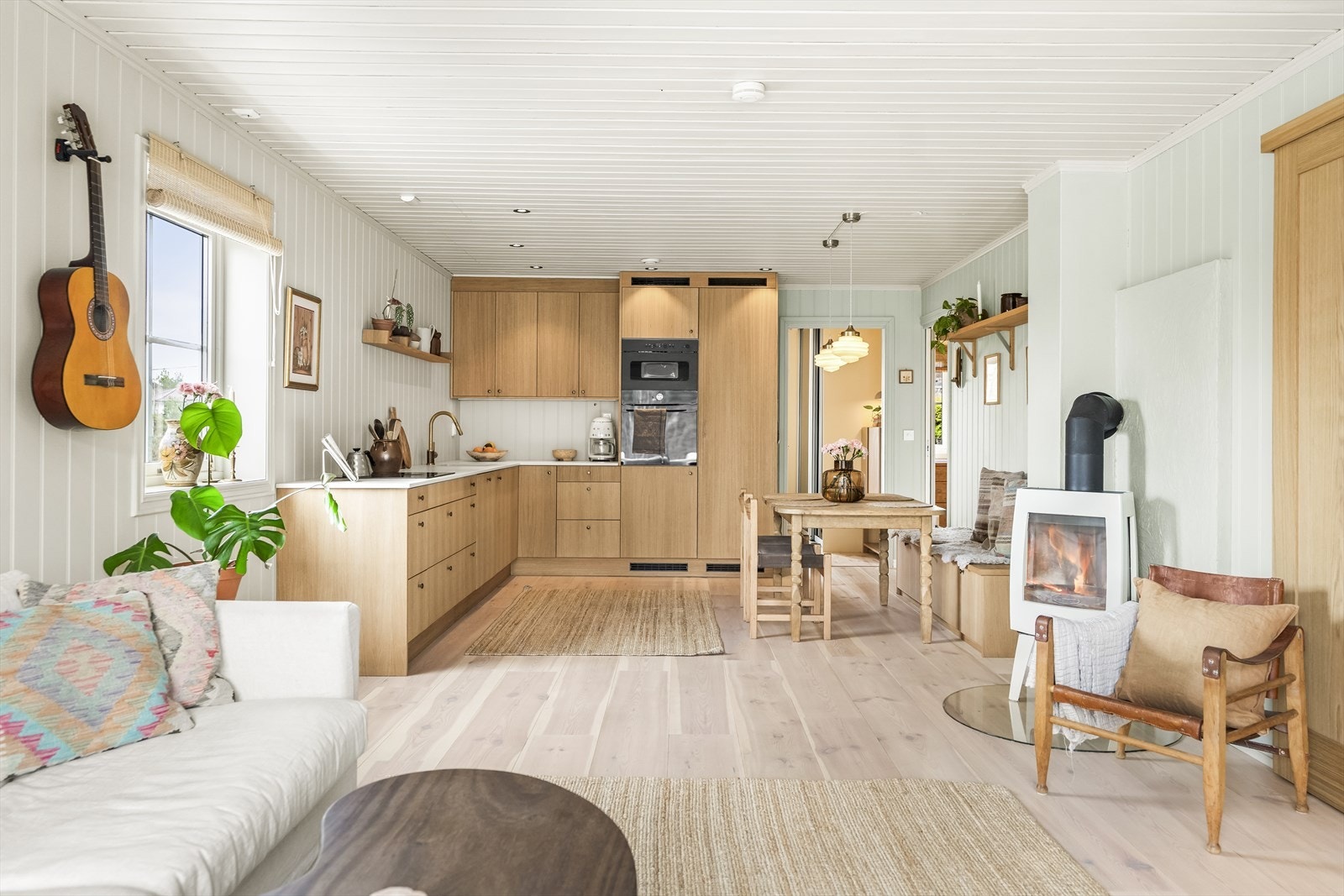 Velkommen inn i denne fine leiligheten som kombinerer det lekre og moderne med det hjemmekoselige og sjarmerende. Galleribilde