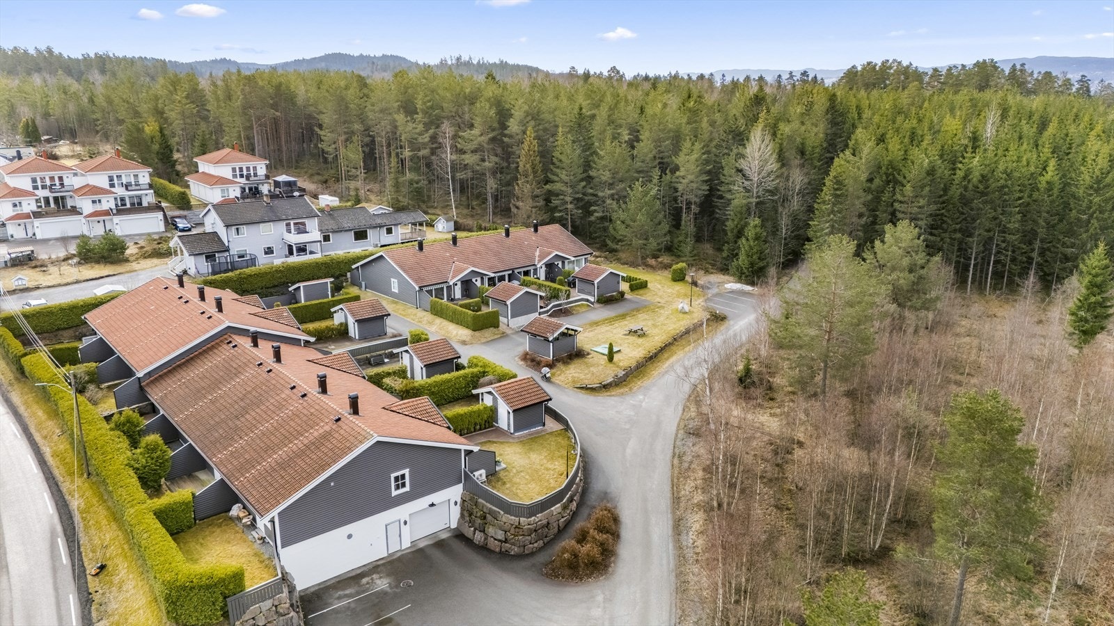 Boligen ligger tett på naturen, så her er det kort vei ut døra for å komme seg på tur i skogen. Galleribilde