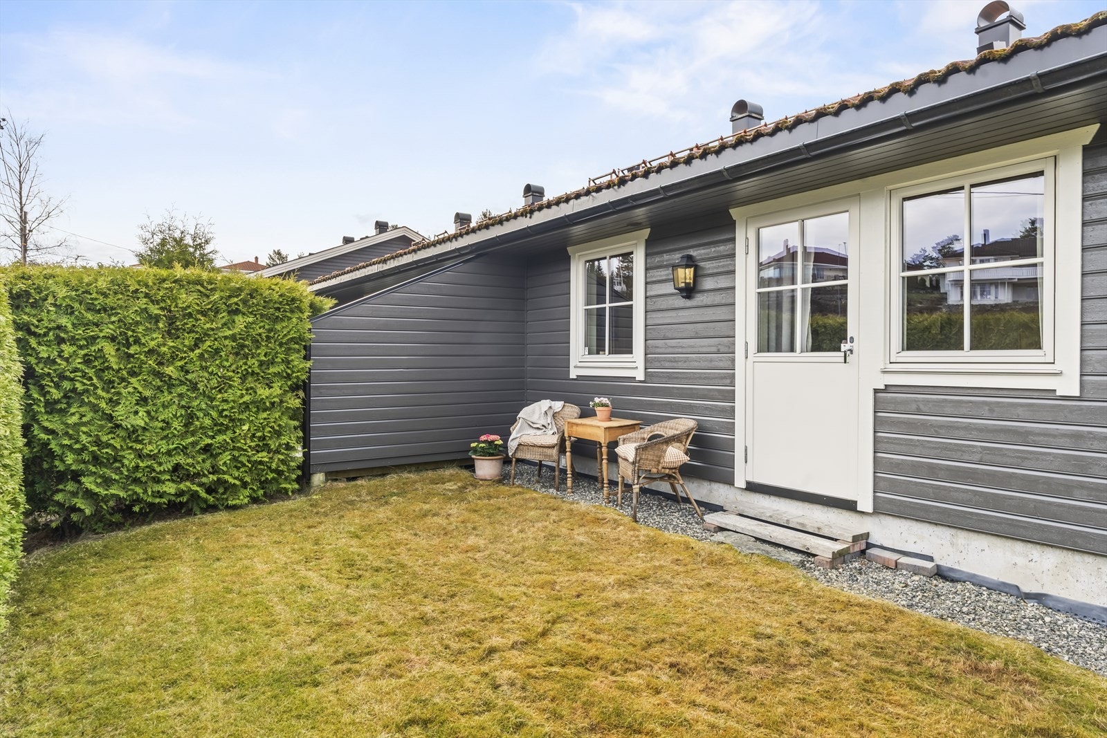 Fra soverommet er det utgang til en fin hageflekk på baksida av boligen. Ypperlig for lufting! Galleribilde