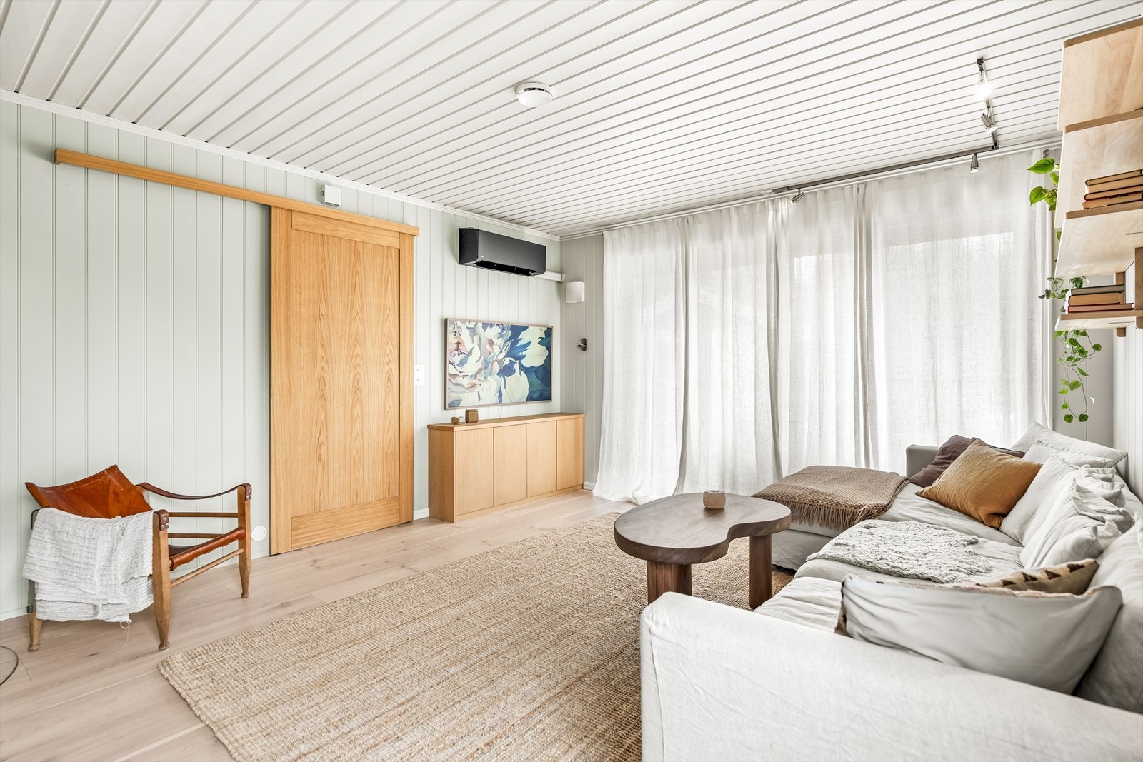 Her er det god plass til å innrede med en stor sofa, samt TV og tilhørende TV-møblement. Galleribilde