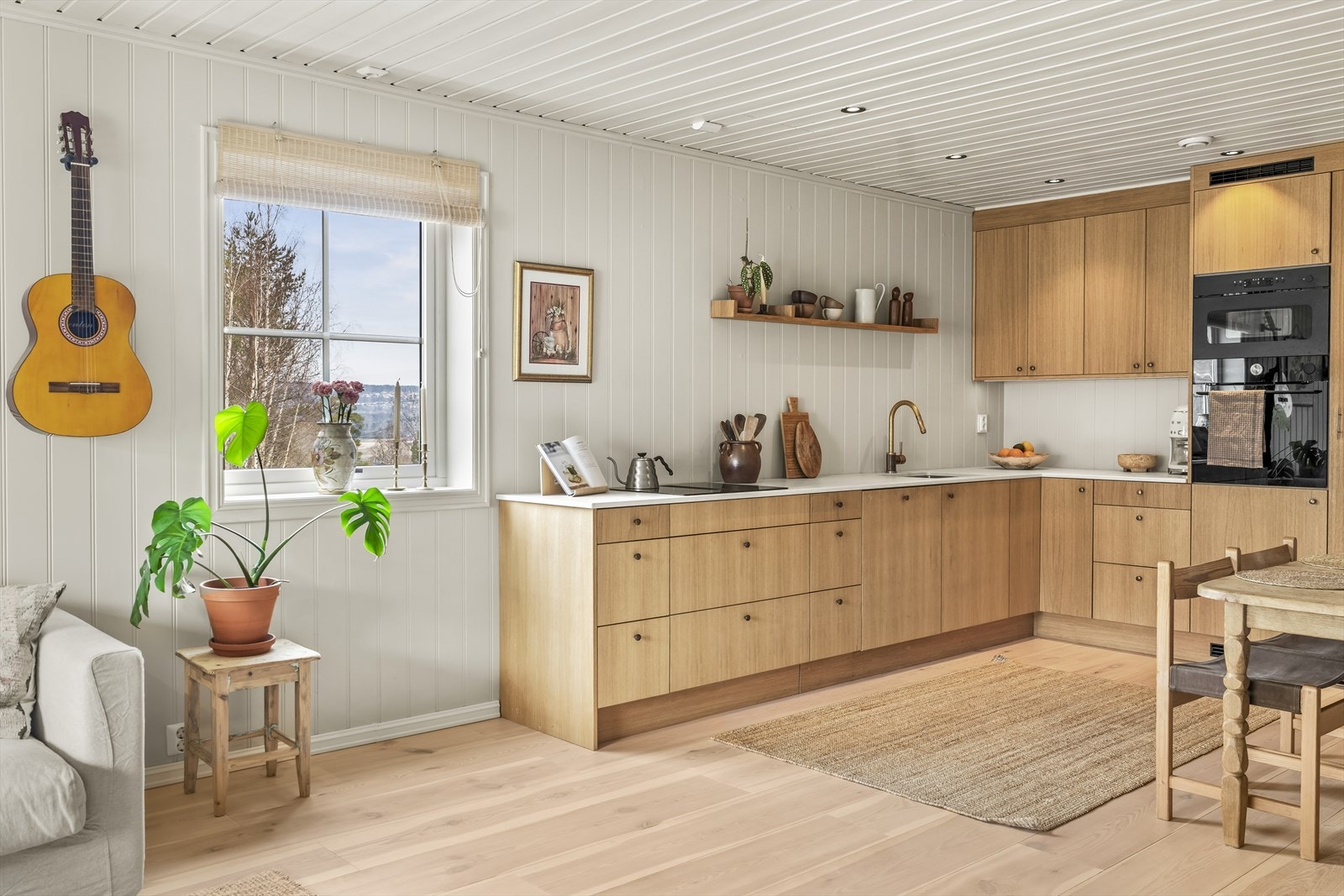 Kjøkkenet er nytt fra 2025, og har innredning med glatte fronter og komposittbenkeplate. Kjøkkenet er laget av møbelsnekker, så dette er virkelig ekte håndtverk! Galleribilde