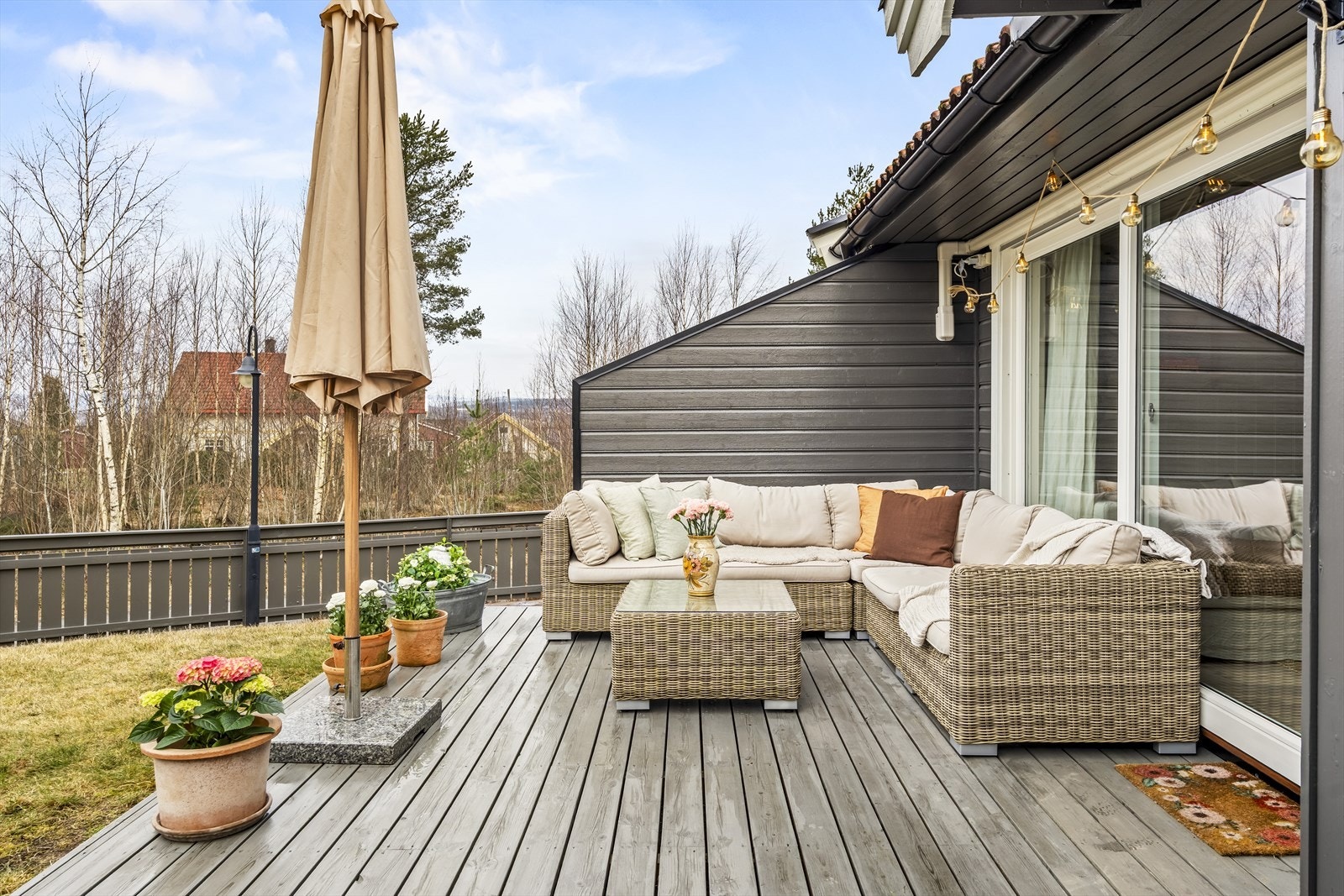 Her er det plass til å innrede med både sittemøbler, grill og beplantning. Galleribilde