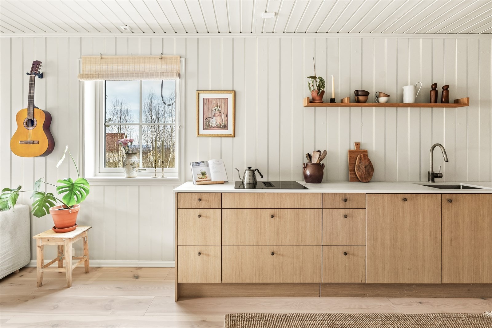 Fargepaletten i boligen er herlig gjennomført. Dagens eier har fått godkjent å sette inn et vindu til over kjøkkenbenken, dette kan gjøres av kjøper om ønskelig. Galleribilde