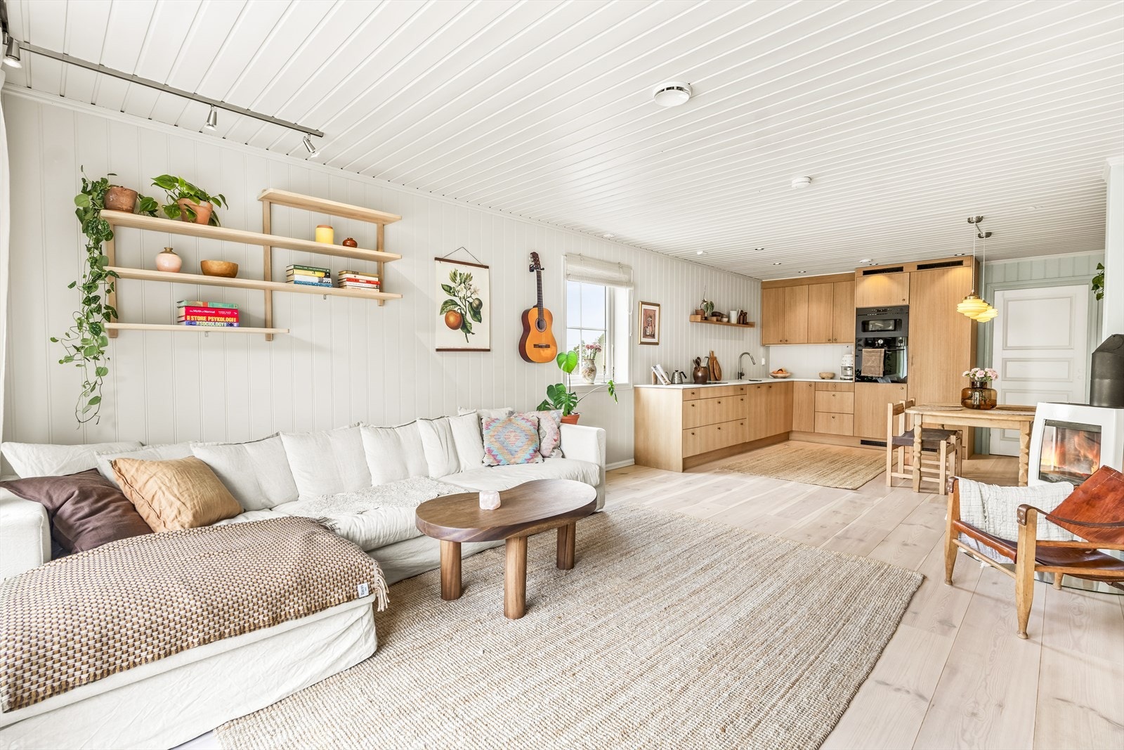 Fra stua er det utgang til en solrik og herlig terrasse. Galleribilde