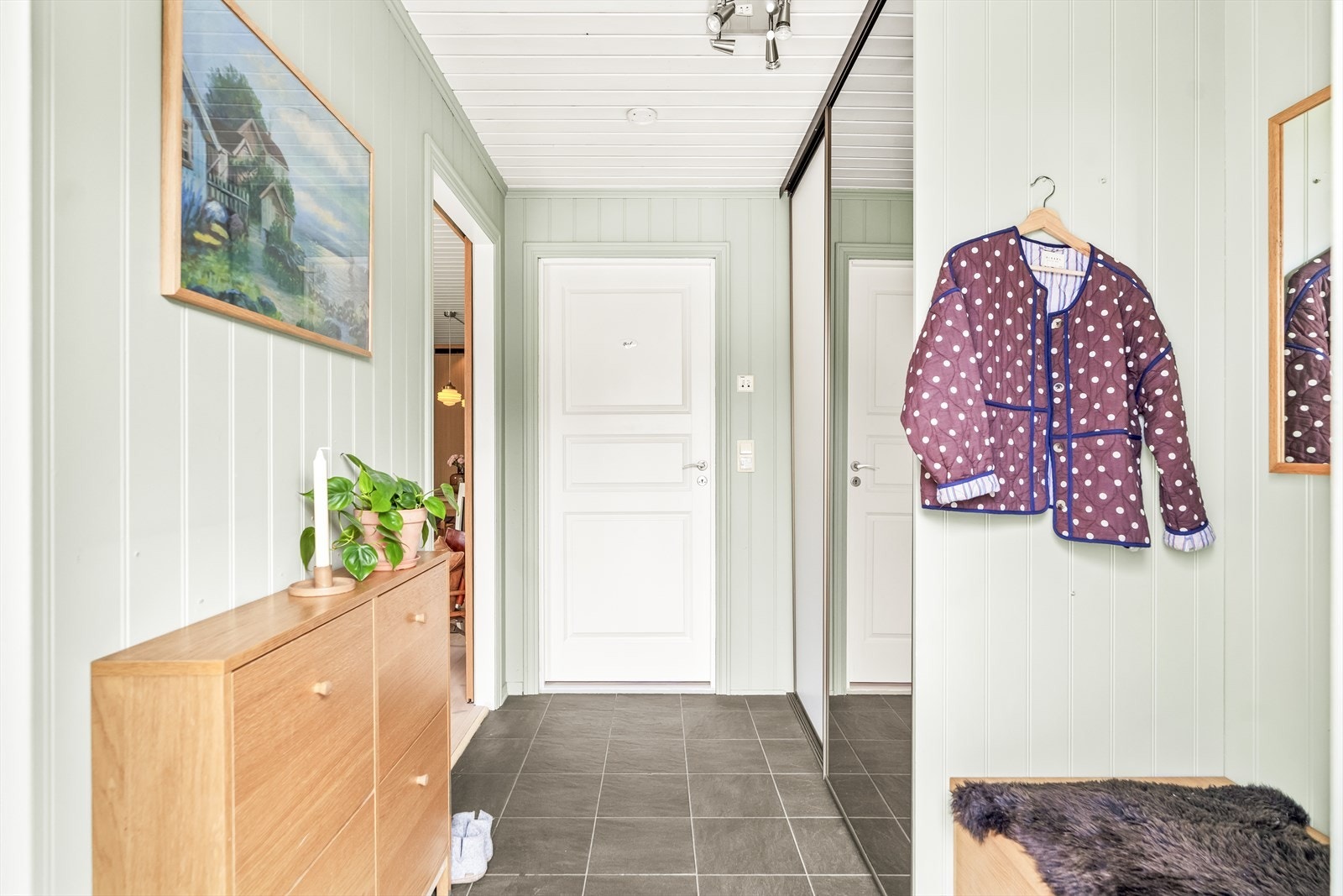 Leiligheten har en lys og innbydende entré, med gode oppbevaringsmuligheter. Galleribilde