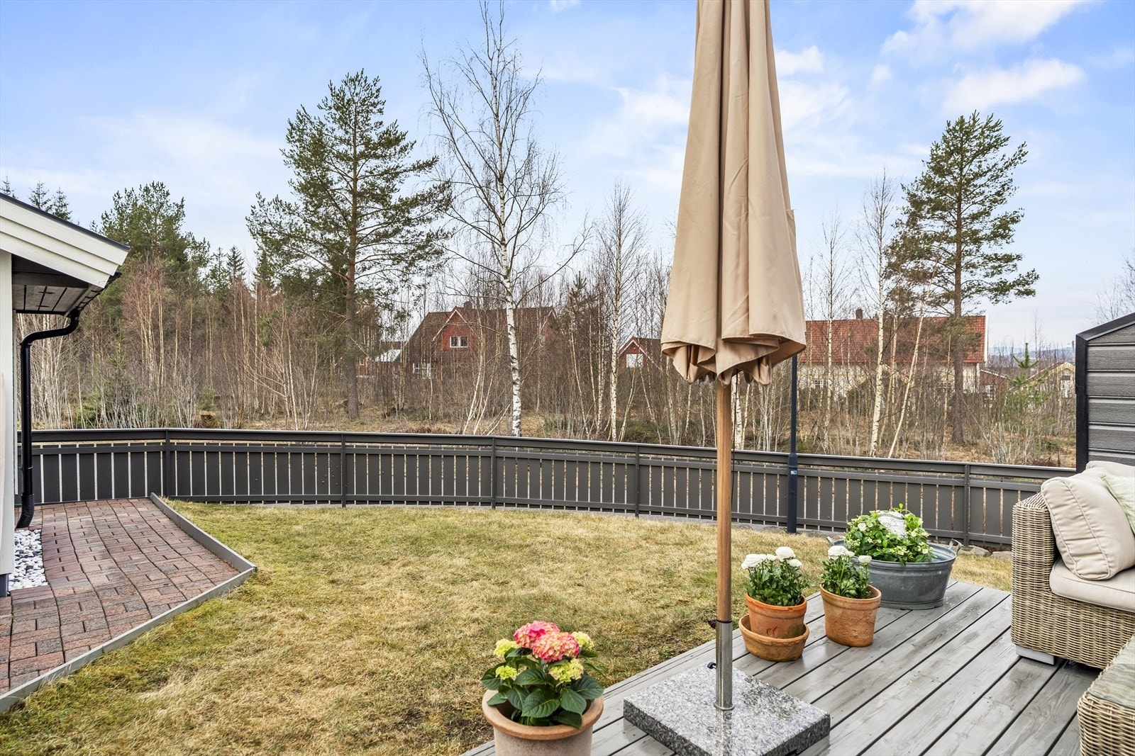 Boligens beliggenhet på enden av rekka gjør at du disponerer en romslig hage med rom for både lek og beplantning. Galleribilde