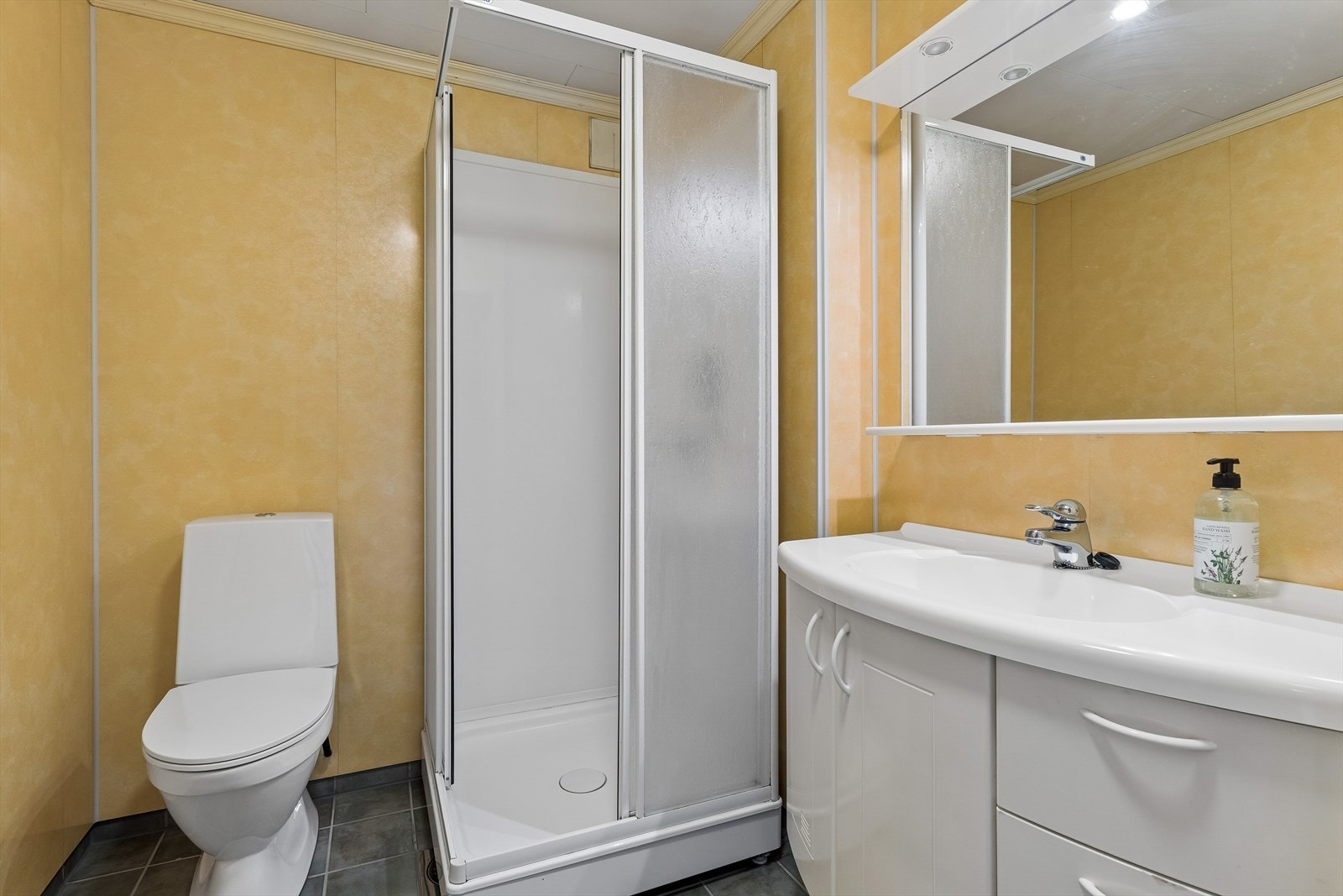 Badet i kjelleren ble etablert i en del av opprinnelig vaskerom i 2000, og har flislagt gulv med elektriske varmekabler. Galleribilde