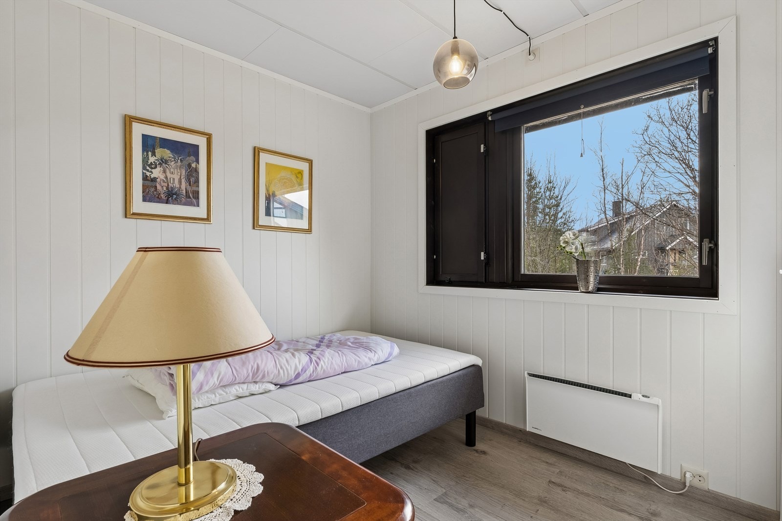 Ett av de tre soverommene i hovedetasjen, alle med praktisk plassering i en egen del av boligen. Galleribilde