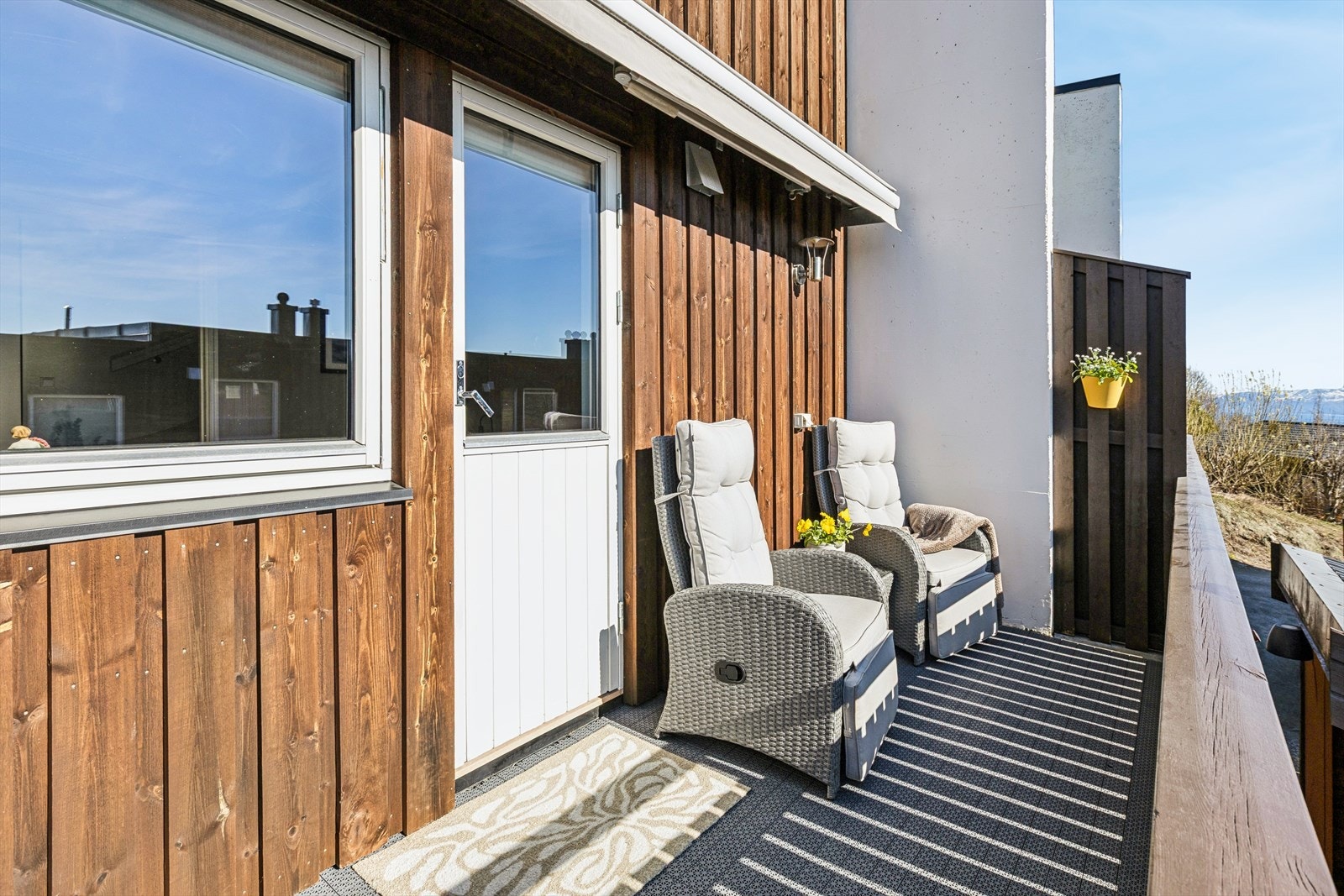 Hyggelig og skjermet veranda med god plass til sittegruppe - perfekt for avslapning og hyggelige stunder utendørs. Galleribilde