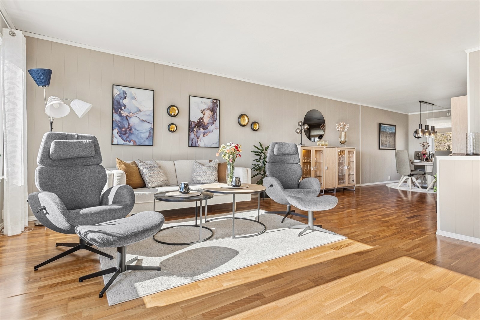 Innbydende sittegruppe med god plass til både sofa og lenestoler, perfekt for sosiale sammenkomster og avslappende kvelder i hyggelige omgivelser. Galleribilde