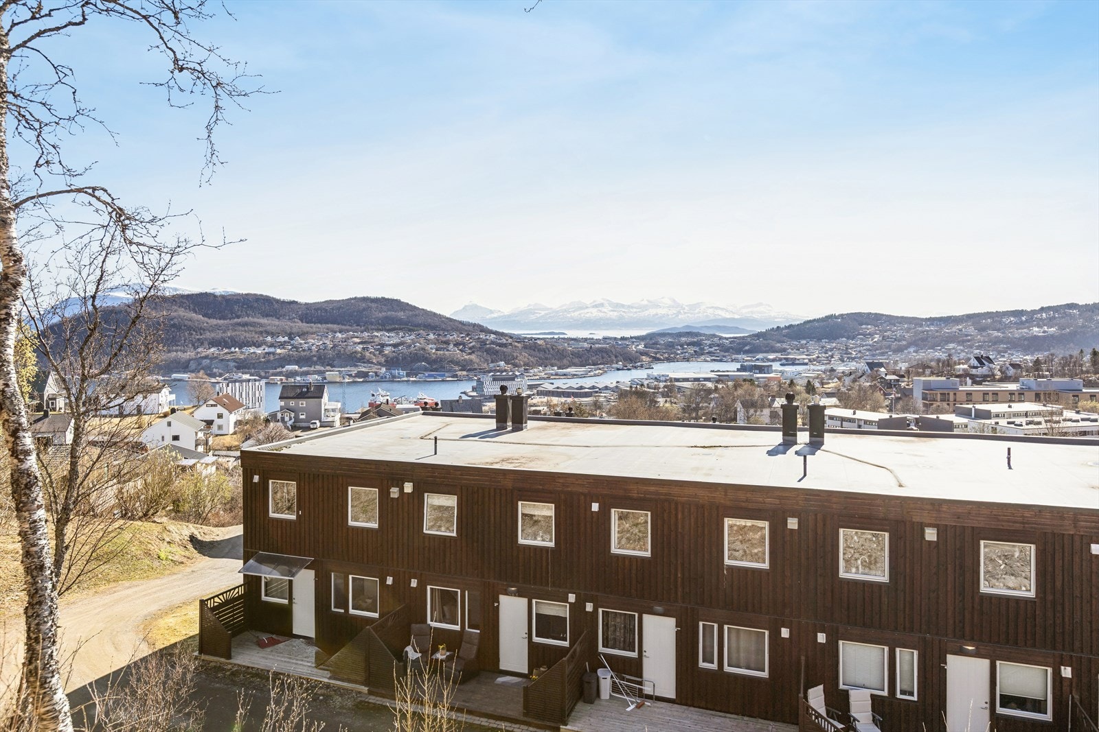 Et innholdsrikt rekkehus beliggende i Harstadåsen med uhindret utsikt over byen! Galleribilde