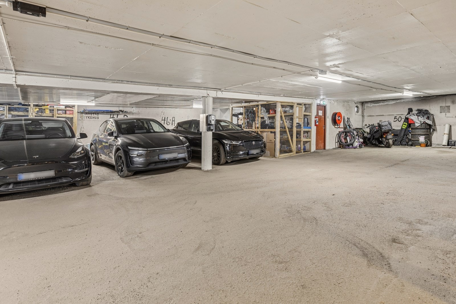 Tilhørende garasjeplass er plassert midt i bildet i felles garasjeanlegg, med god adkomst og praktiske parkeringsforhold. Galleribilde