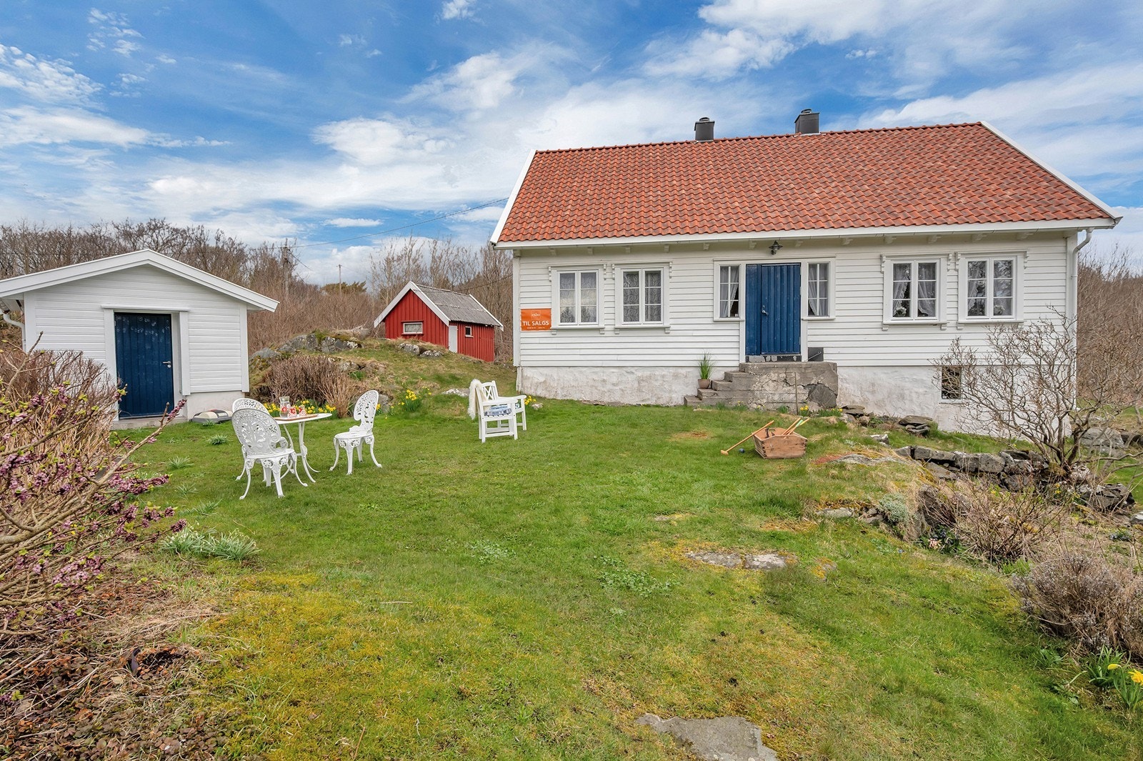 Nydelig og solrik hage som står i full blomstring på varmere tider. Galleribilde