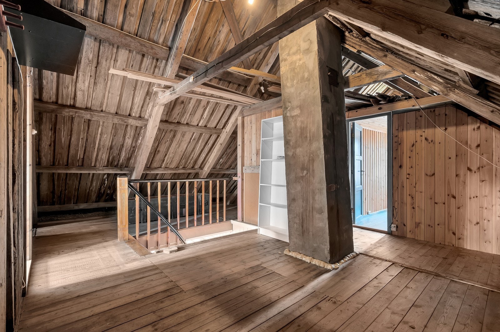 Loftsetasjen har en takhøyde på ca. rundt 1,93cm. Galleribilde