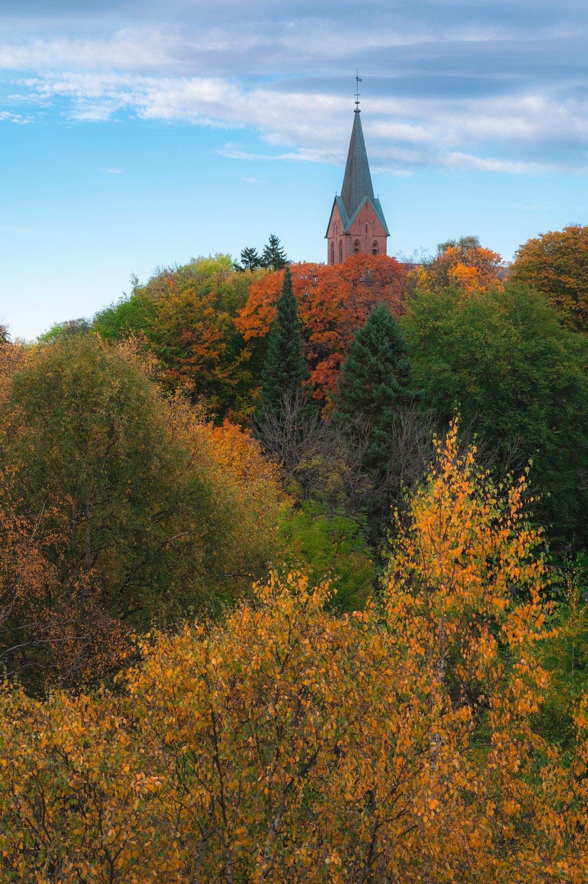 Vakkert fargespill mot Vestre Aker kirke om høsten (selgers bilde). Galleribilde