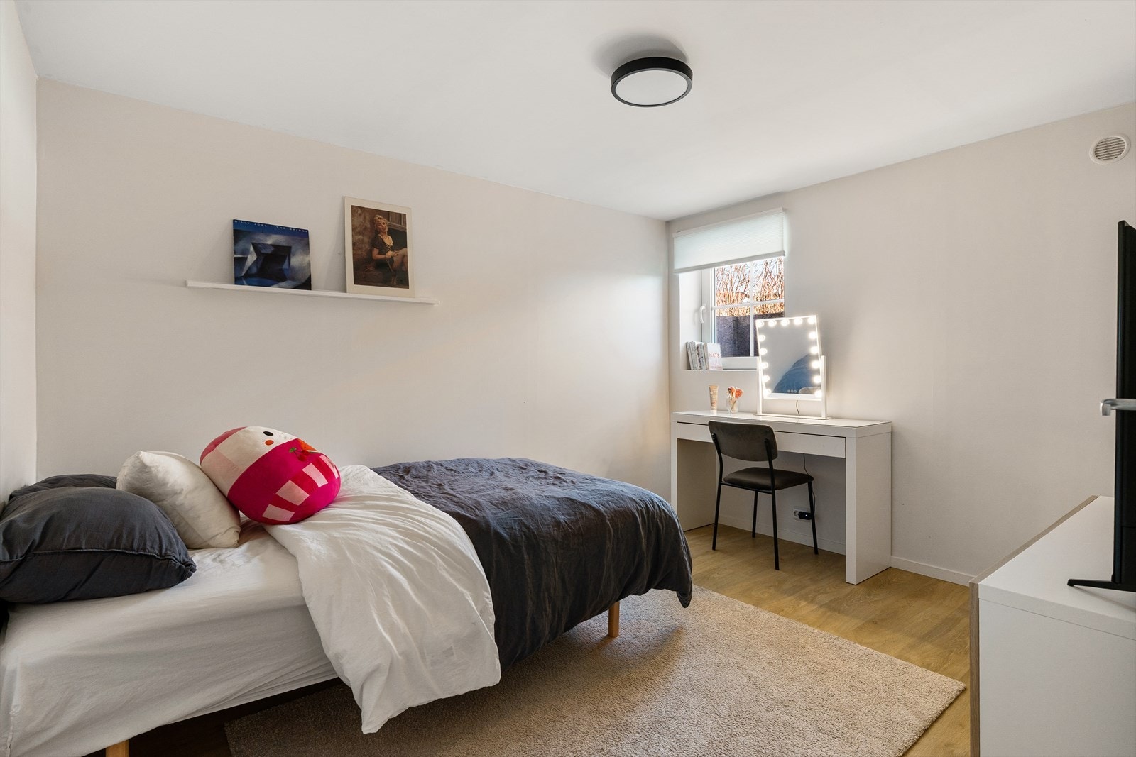 Oppusset soverom fra 2025 med gips på vegg og innsatt nytt vindu Galleribilde