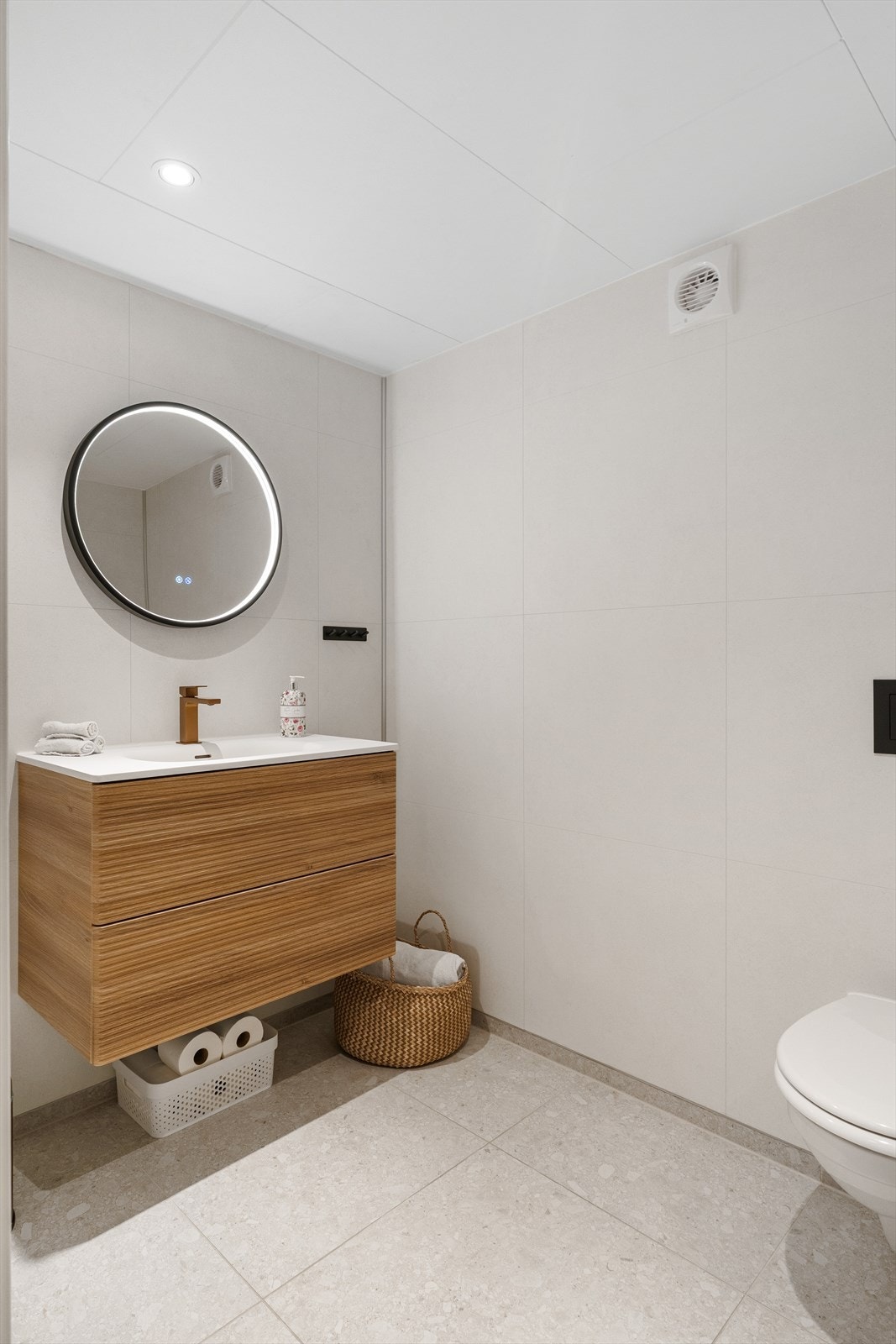 Badet i underetasjen ble etablert i forbindelse med oppgraderingen i 2025 og fremstår som et rom med høy kvalitet og gjennomtenkte løsninger Galleribilde