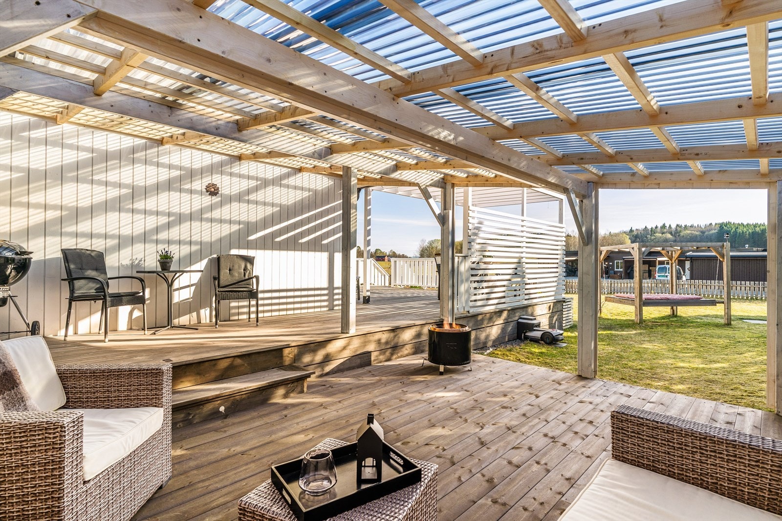 Den overbygde delen fremstår som en lun forlengelse av boligen, med god plass til spisegruppe, utekjøkken/grill og hyggelige samlingspunkt. Galleribilde
