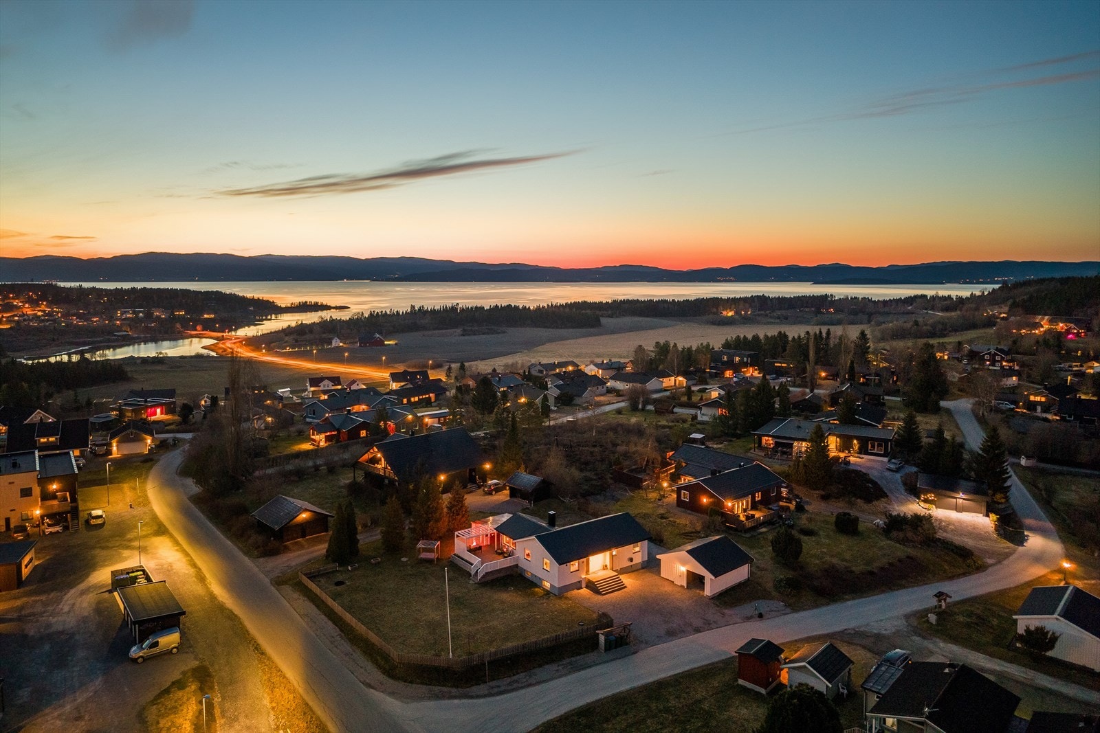 Aktiv Eiendomsmegling v/ Hallvard Fjone har gleden av å presentere Bjønnavegen 59 - en betydelig oppgradert enebolig med en flott beliggenhet på Gangstadhaugen. Grattis Foto v/ Max Stenberg. Galleribilde