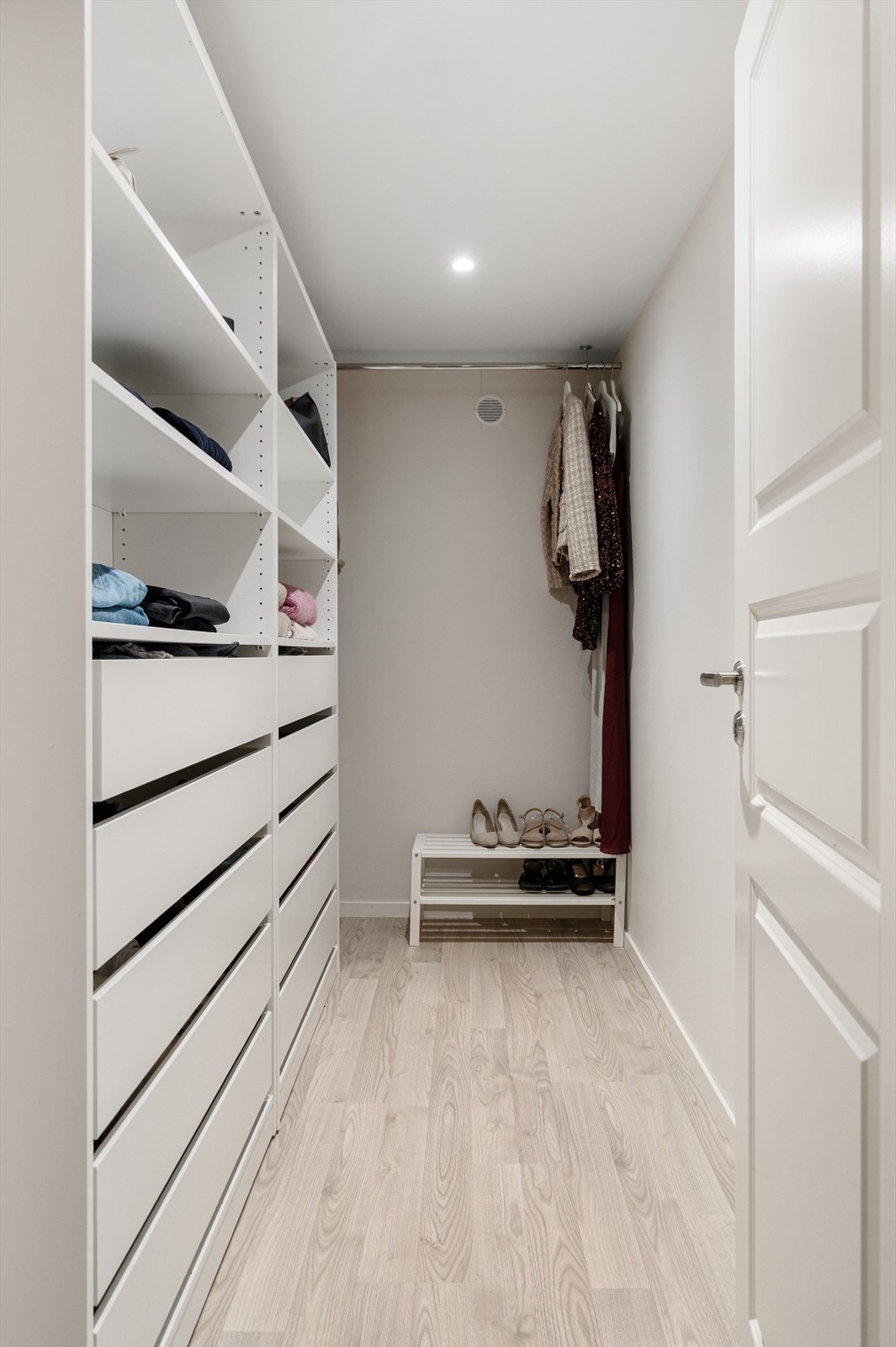 Walk-in garderobe - en luksus i hverdagen Galleribilde
