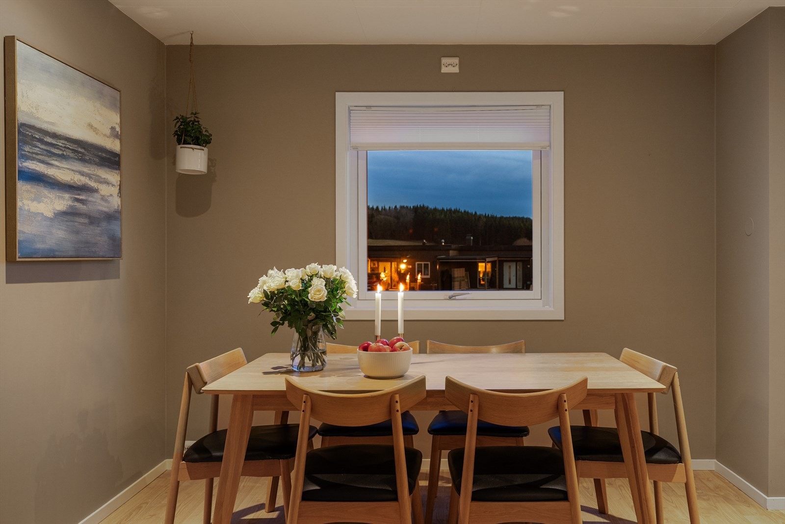 Romslig spiseplass med god plass til familie og gjester Galleribilde