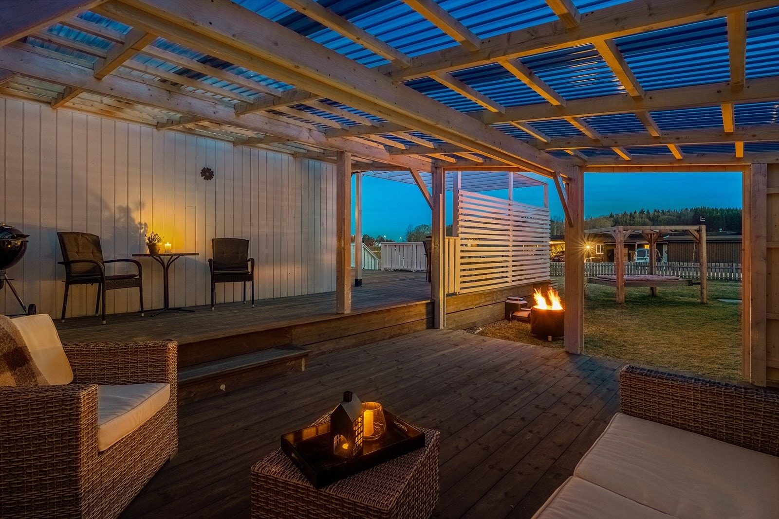Boligen har et innbydende og påkostet uteområde med en stor, sammenhengende terrasse som strekker seg rundt boligen. Her får du flere soner som naturlig glir over i hverandre - perfekt til både avslapning og sosiale sammenkomster. Galleribilde