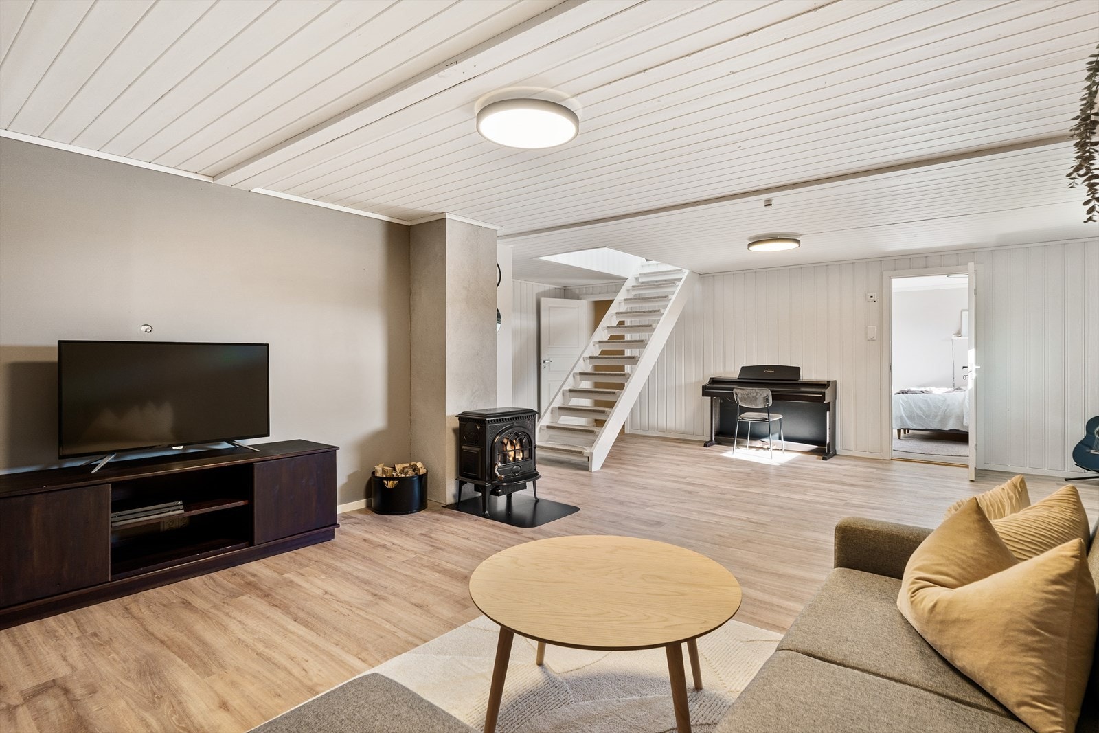 Romslig kjellerstue med vedovn. Galleribilde